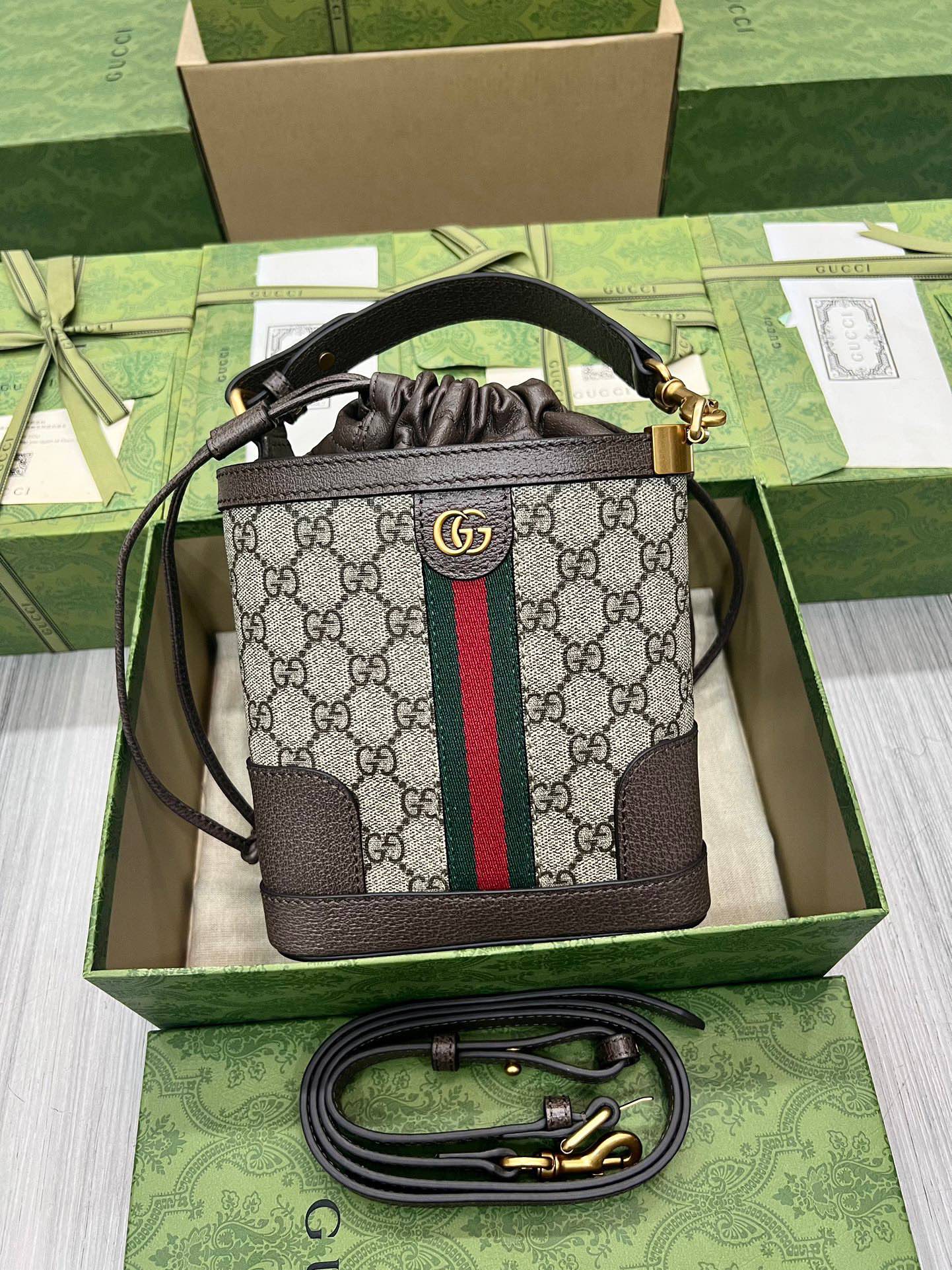 GUCCI сумка-ведро на затяжках с двойным G, канвас с монограммой, красно-зелёная лента, кожа