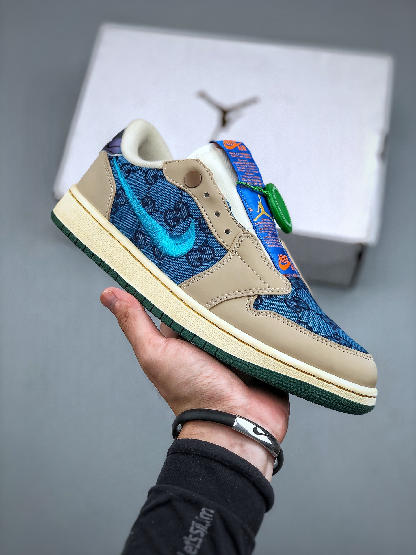 Air Jordan 1 Low Slip Shadow 全新配色刺绣勾 解构风 乔丹篮球鞋系列 这款特别版采用无鞋带设计，容易穿脱，更有独特刺绣Swoosh标志与提拉鞋舌，彰显个性风格 AV3918 708 尺码：36-45（带半码