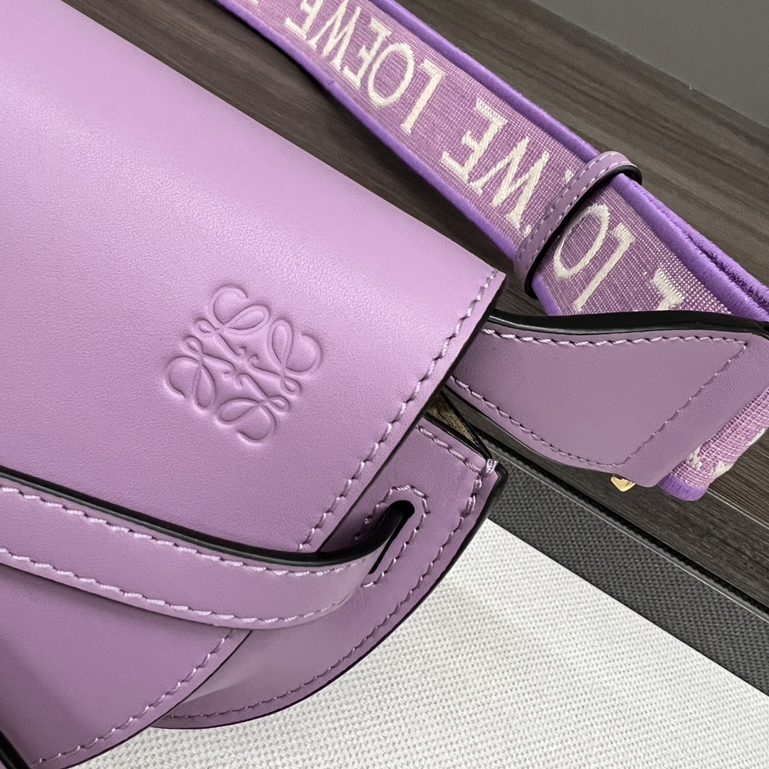 L⊚℮w℮🌟 Gate Dual 🆕新色
miniGateDual手袋采用柔软天然牛皮革精制而成，展现了Loewe独特的皮革工艺，配有马鞍缝线的打结皮革带和侧面锁扣金属别针，这款迷你版本有一条可拆卸牛皮革和提花肩带！正面翻盖拉袢位于绳结皮带下方，用于稳妥固定，粘合金色绒面革衬里，内有两个插袋隔层。可拆卸肩带*肩背、斜挎、胸口悬挂*🌟同色系Anagram图案压花💋
型号：61824
 Size：21x12.5x9.5cm 
 （配包装）P：560