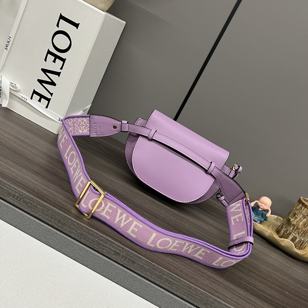 L⊚℮w℮🌟 Gate Dual 🆕新色
miniGateDual手袋采用柔软天然牛皮革精制而成，展现了Loewe独特的皮革工艺，配有马鞍缝线的打结皮革带和侧面锁扣金属别针，这款迷你版本有一条可拆卸牛皮革和提花肩带！正面翻盖拉袢位于绳结皮带下方，用于稳妥固定，粘合金色绒面革衬里，内有两个插袋隔层。可拆卸肩带*肩背、斜挎、胸口悬挂*🌟同色系Anagram图案压花💋
型号：61824
 Size：21x12.5x9.5cm 
 （配包装）P：560