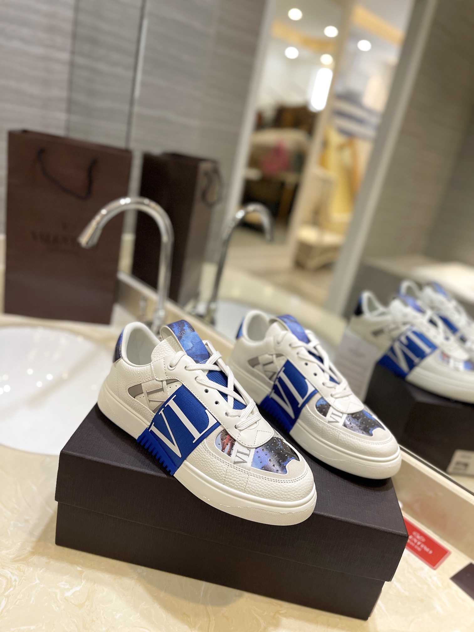 NO:665062,VALENTINO Zhang Yixing's same style is shipped in color, full of spring and summer atmosphere, the highest version on the market!  The most high-end version. Buy the original 1:1 replica. Imported textured cowhide, full cowhide lining, cowhide feet. Authentic and consistent rubber insole. Exclusive molded TPU outsole, no semicolon, lasting process, authentic method. Epoxy webbing to ensure texture. Full set of counter original high-end packaging. Couple style female 35-41. Male 38-45, valentino, cowhide.19860909VALENTINO张艺兴同款 彩色款出货,满满的春夏气息 市面最高版！最高端版 购买原版1比1复刻 进口摔纹牛皮 全牛皮内里,牛皮垫脚. 正品一致橡胶鞋垫 独家开模TPU大底,别无分号, 套楦工艺,正品做法 滴胶织带,保证质感 全套专柜原版高档包装 情侣款女35-41.男38-45,,valentino,cowhide,Men's shoes