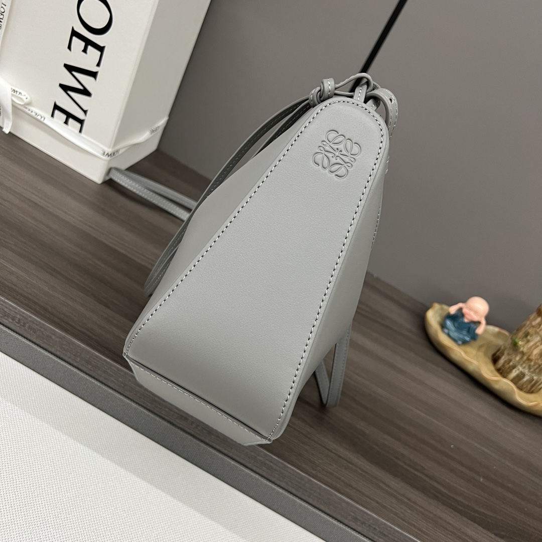Loewe 牛皮革Hammock hobo手袋 将 手袋能轻松改变形状的设计进行解构 保留颇具代表性的吊床造型