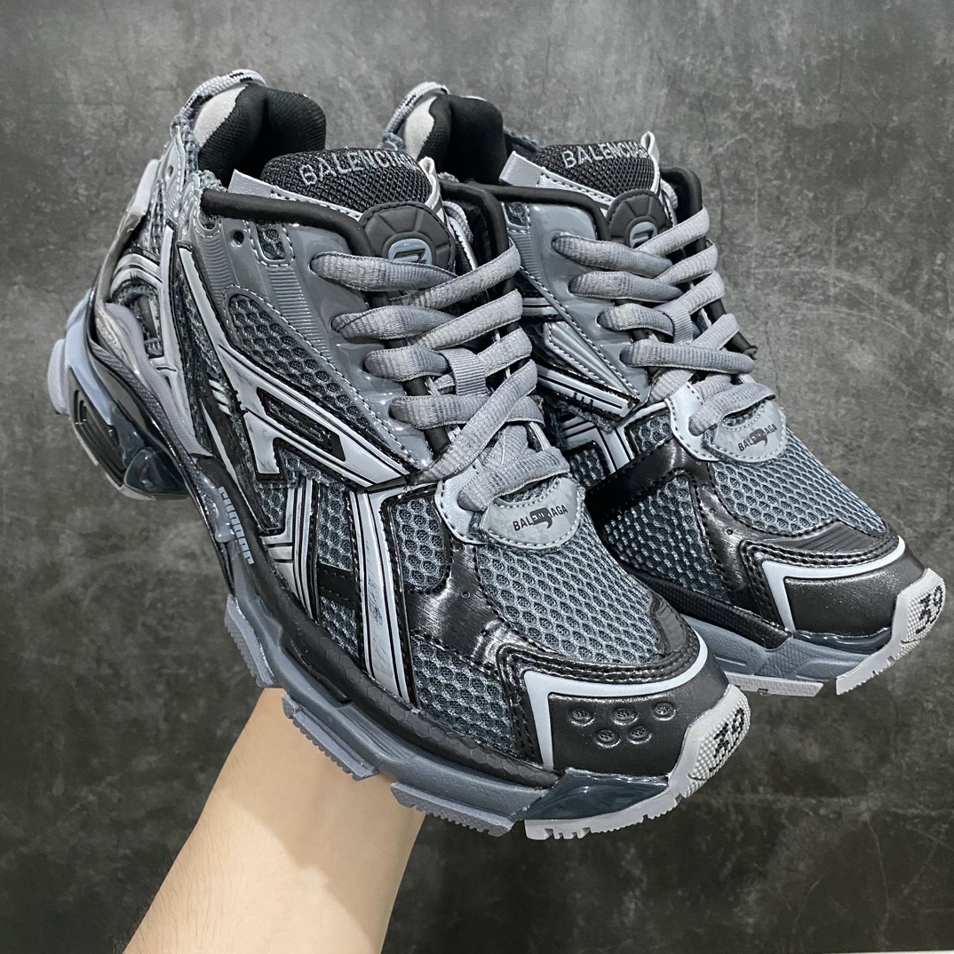 【VG版本】BALENCIAGA Runnern巴黎世家七代 黑灰色nn此系列是通过溢胶、做旧、缝线等细节 展示了设计师 Demna 的运动鞋风格 用一双「旧鞋」传递复古感 后侧板、翘起的鞋头 则展示了 Demna 在结构上的未来构想 原装大盒从里到外一切百分百还原官方配置 顶级专供碾压一切版本 尺码：35 36 37 38 39 40 41 42 43 44 45 46-莆田鞋批发中心