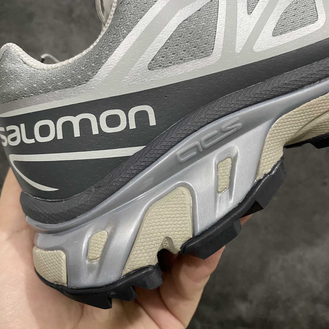 图片[2]-【绿x版】 Salomon XT-6 ADV For DSMn萨洛蒙复古潮流户外机能登山跑鞋 银色n纯原外贸平台特供订单耗时半年巨作 全套原纸板楦头开发原厂特供网布配套加持 确保原汁原味n完美呈现版型 原档数据独家私模五层组合大底男女鞋同步官方开发至46.5原装Ortholite轻量化鞋垫 中底布带钢印编号原厂TPU锁扣 进口港宝加持后跟自然饱满 还原公司包裹性鞋面以“锯齿”状的包裹系统呈现在基色底之下加入了各种色点缀将公司的最新技术和时尚前卫的造型融入耐用的长跑款式中鞋面由 TPU 薄膜制成 并焊接在高耐磨网眼上 使其既时尚又坚固 由 ACS底盘支撑 可增强稳定性和支撑力 以及由橡胶凸耳 Contragrip外底覆盖的 EVA 缓冲中底 旨在应对崎岖的地形 鞋舌上的彩色Salomon 标签、Quicklace 系统以及鞋头、鞋舌和鞋跟上的附加品牌使细节更加完美 让穿着者可以轻松驾驭户外与通勤下的任何运动生活场景 无缝鞋身户外随意纵横 颜值与脚感兼备 出街通勤 绝对非常吸睛 你值得拥有 尺码：36 36.5 37 38 38.5 39 40 40.5 41 42 42.5 43 44 44.5 45 46 46.5-莆田鞋批发中心