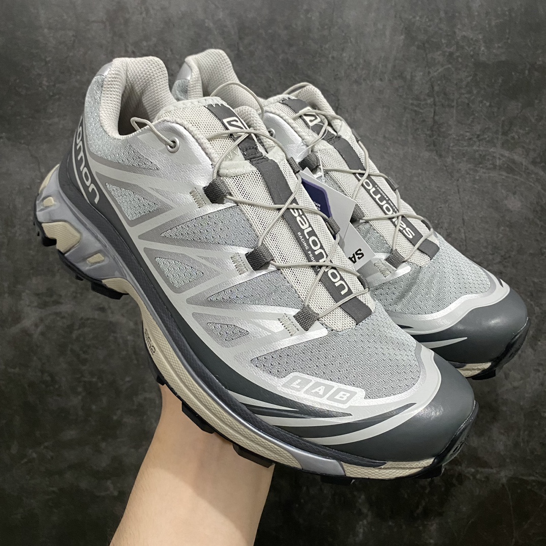 【绿x版】 Salomon XT-6 ADV For DSMn萨洛蒙复古潮流户外机能登山跑鞋 银色n纯原外贸平台特供订单耗时半年巨作 全套原纸板楦头开发原厂特供网布配套加持 确保原汁原味n完美呈现版型 原档数据独家私模五层组合大底男女鞋同步官方开发至46.5原装Ortholite轻量化鞋垫 中底布带钢印编号原厂TPU锁扣 进口港宝加持后跟自然饱满 还原公司包裹性鞋面以“锯齿”状的包裹系统呈现在基色底之下加入了各种色点缀将公司的最新技术和时尚前卫的造型融入耐用的长跑款式中鞋面由 TPU 薄膜制成 并焊接在高耐磨网眼上 使其既时尚又坚固 由 ACS底盘支撑 可增强稳定性和支撑力 以及由橡胶凸耳 Contragrip外底覆盖的 EVA 缓冲中底 旨在应对崎岖的地形 鞋舌上的彩色Salomon 标签、Quicklace 系统以及鞋头、鞋舌和鞋跟上的附加品牌使细节更加完美 让穿着者可以轻松驾驭户外与通勤下的任何运动生活场景 无缝鞋身户外随意纵横 颜值与脚感兼备 出街通勤 绝对非常吸睛 你值得拥有 尺码：36 36.5 37 38 38.5 39 40 40.5 41 42 42.5 43 44 44.5 45 46 46.5-莆田鞋批发中心