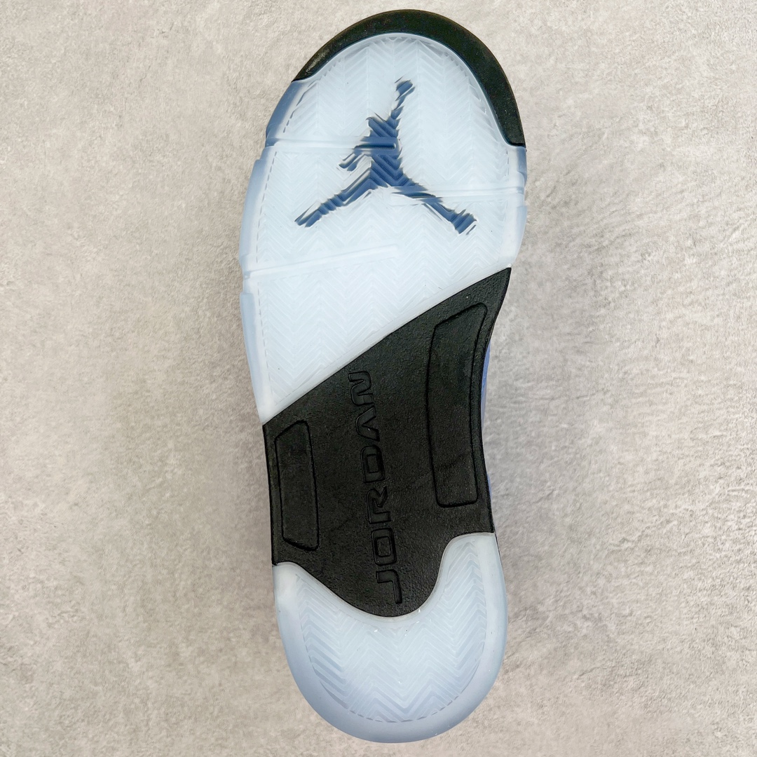图片[9]-＃Y3纯原 Air Jordan AJ5 Retro 北卡蓝 DV1310-401 全新改良批次 圈内最强系列 恪守真诚 承诺混一赔十 高端零售裸鞋圈特供批次 SZ原厂全套原楦原纸板冲刀磨具开发 原厂皮料加持 原厂港宝加持定型后跟R度完美 同源原厂电绣 飞翼针数密度立体效果一致 百分百一致原鞋 原厂拉帮工艺 针距密度一致 后跟弧度收口自然不对折 极致一眼正品既视感 进口玻璃冲刀皮料裁剪零毛边 全鞋电脑针车工艺 品控清洁度最高QC检验标准 免检产品 原厂订购鞋盒、鞋标、防尘纸、鞋撑、鞋带 追求极致的原厂味道 尺码：40.5 41 42 42.5 43 44 44.5 45 46 47.5 48.5-选品中心