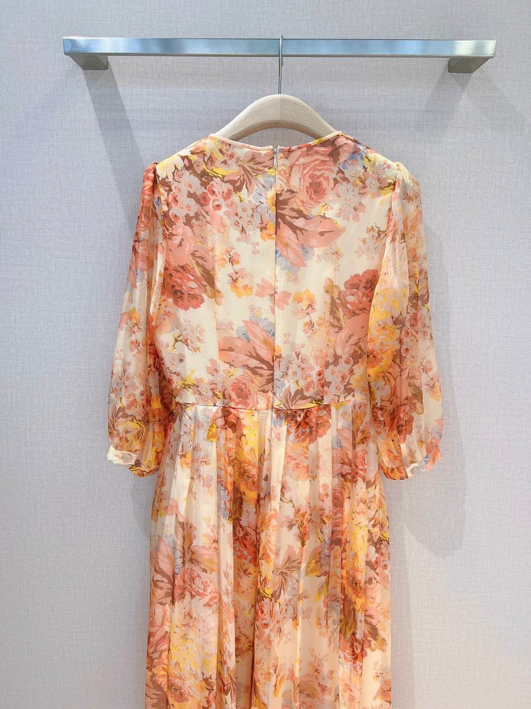 ZIMMERMAN*N新品️五分袖袖长款连衣裙蜜桃橙色花卉图案选用100%silk面料制成采用帝国式高腰