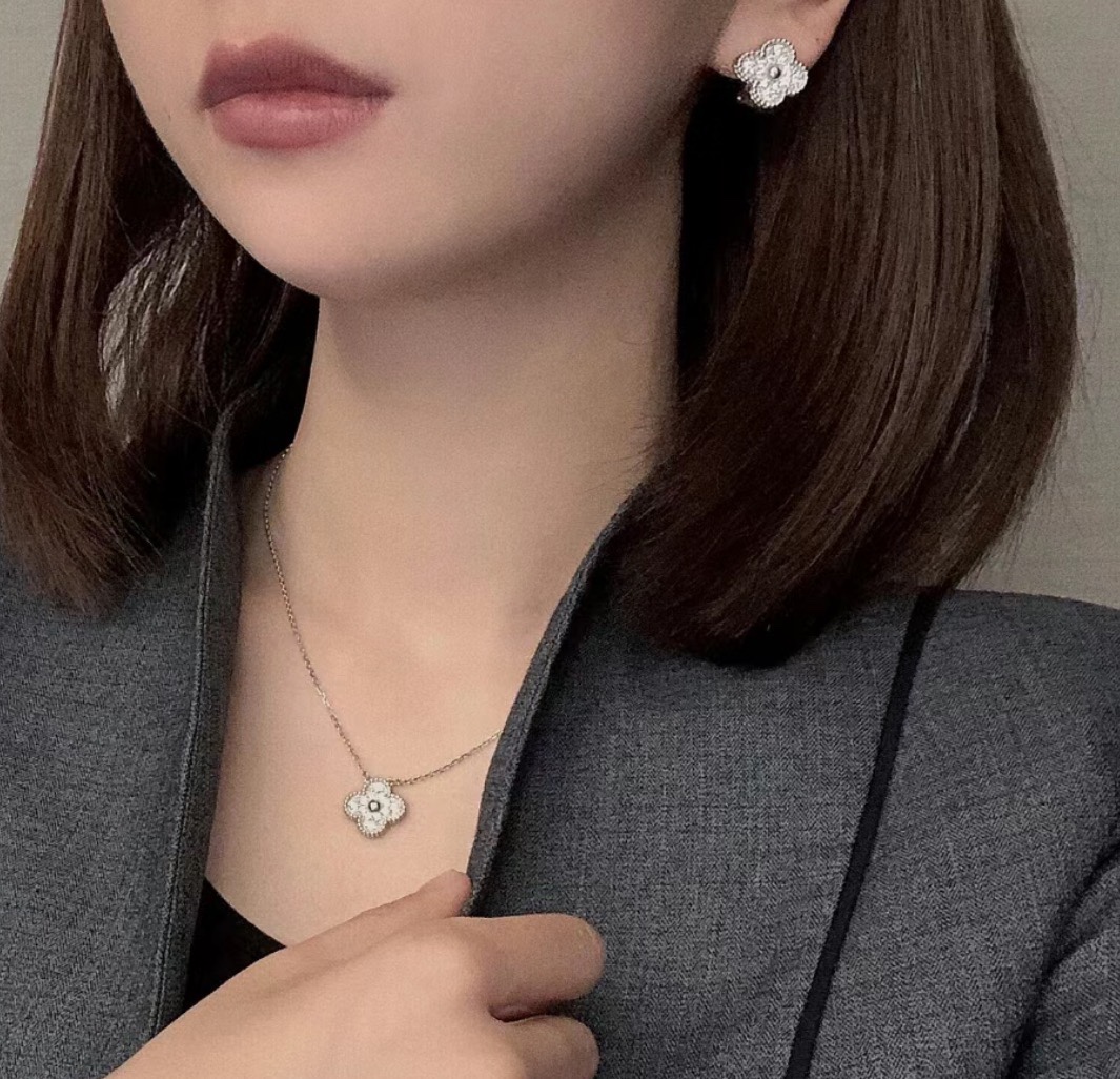 👑VAC 经典爆款 满钻 圆点 四叶草耳拍 精美绝伦 经典百搭 采用优质打造出 美美哒 电镀厚金 耳拍 