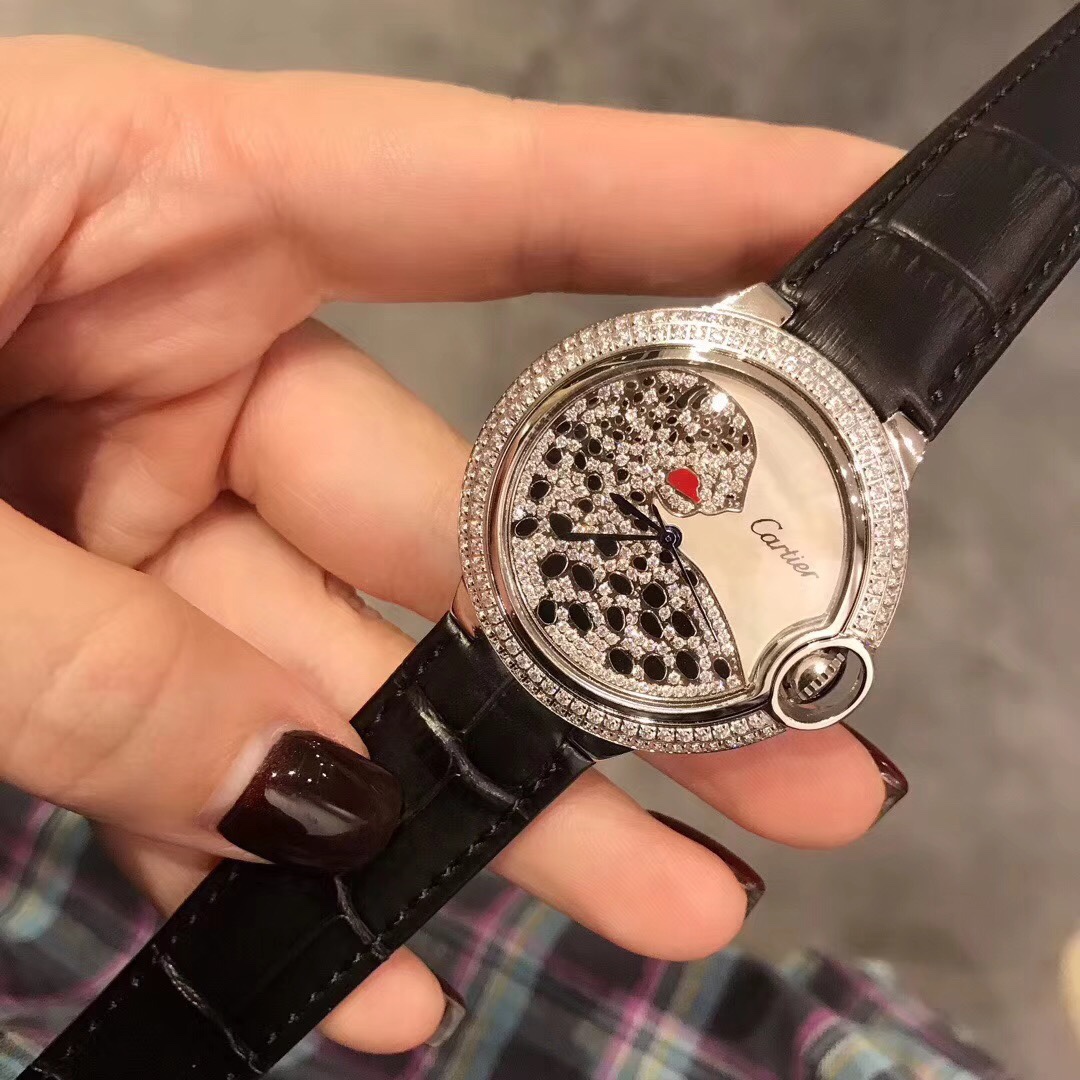 Cartier 卡地亚手表蓝气球Ballon Bleu豹子系列腕表 双排钻黑色鳄鱼纹牛皮 瑞士石英机芯 百搭 尺寸36mm 表盘瑰丽的腕表上搭配方形并缀有阳光放射纹的表盘 饰以密镶满钻的猎豹造型 豹脸的上方闪耀着电气石眼睛 黑漆斑纹以及时间显示因应移动上盖而显现或隐藏 如气球般轻盈 如蓝宝石般湛蓝