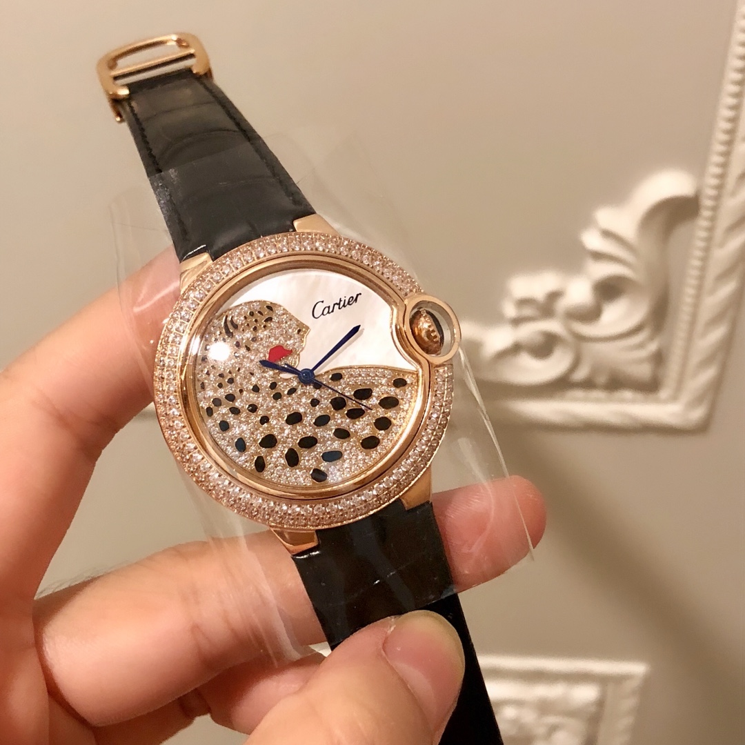 Cartier 卡地亚手表蓝气球Ballon Bleu豹子系列腕表 双排钻黑色鳄鱼纹牛皮 瑞士石英机芯 百搭 尺寸36mm 表盘瑰丽的腕表上搭配方形并缀有阳光放射纹的表盘 饰以密镶满钻的猎豹造型 豹脸的上方闪耀着电气石眼睛 黑漆斑纹以及时间显示因应移动上盖而显现或隐藏 如气球般轻盈 如蓝宝石般湛蓝