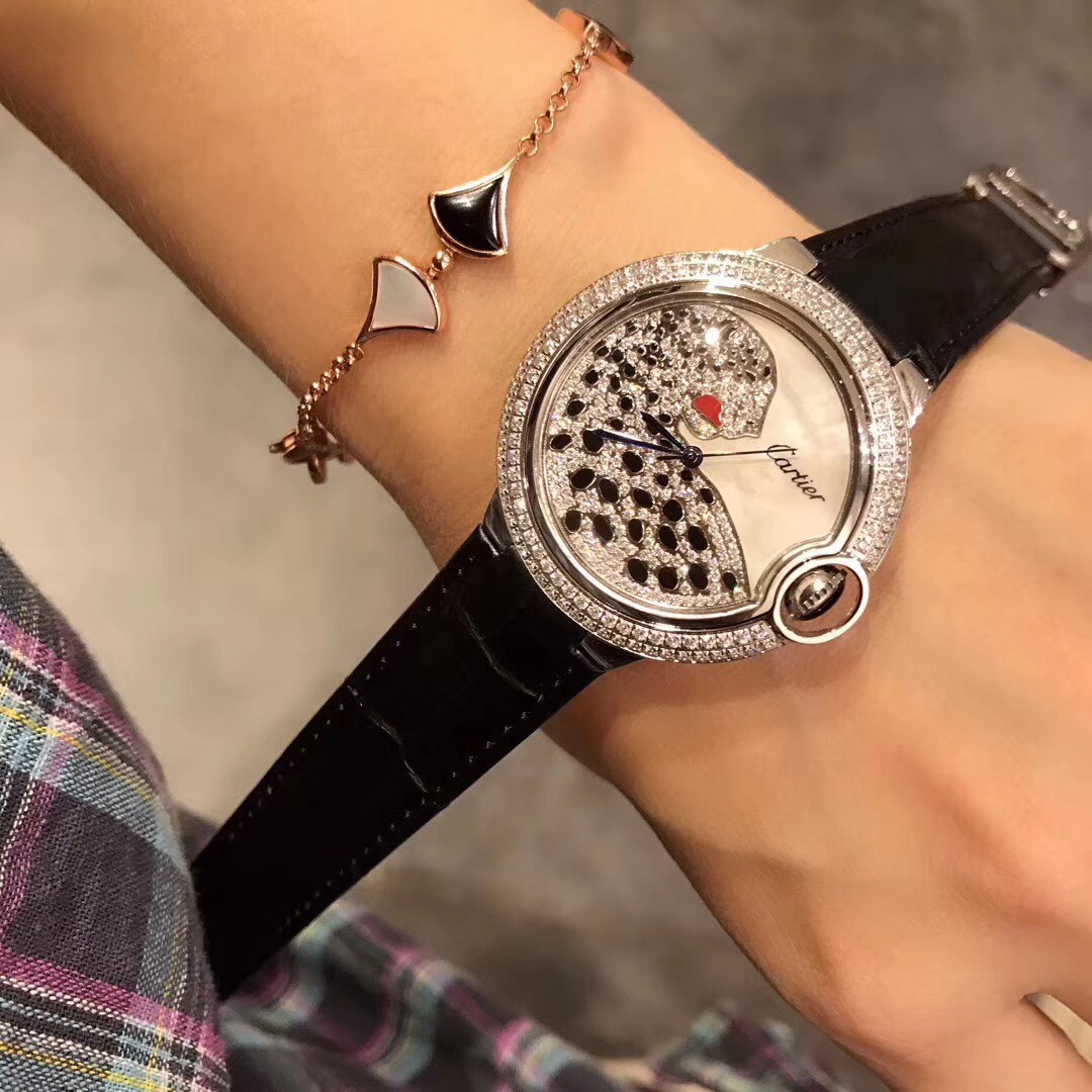 Cartier 卡地亚手表蓝气球Ballon Bleu豹子系列腕表 双排钻黑色鳄鱼纹牛皮 瑞士石英机芯 百搭 尺寸36mm 表盘瑰丽的腕表上搭配方形并缀有阳光放射纹的表盘 饰以密镶满钻的猎豹造型 豹脸的上方闪耀着电气石眼睛 黑漆斑纹以及时间显示因应移动上盖而显现或隐藏 如气球般轻盈 如蓝宝石般湛蓝