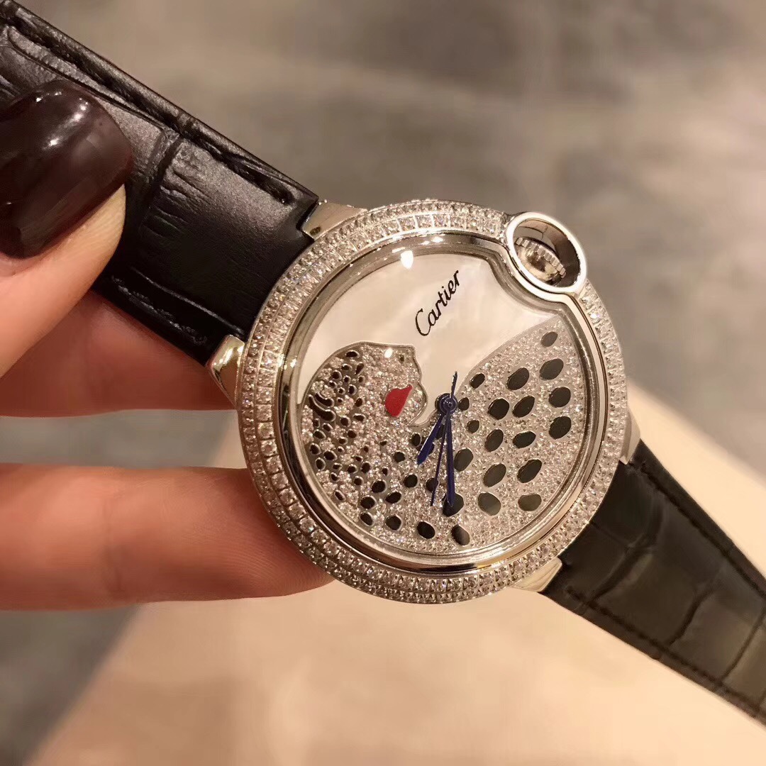 Cartier 卡地亚手表蓝气球Ballon Bleu豹子系列腕表 双排钻黑色鳄鱼纹牛皮 瑞士石英机芯 百搭 尺寸36mm 表盘瑰丽的腕表上搭配方形并缀有阳光放射纹的表盘 饰以密镶满钻的猎豹造型 豹脸的上方闪耀着电气石眼睛 黑漆斑纹以及时间显示因应移动上盖而显现或隐藏 如气球般轻盈 如蓝宝石般湛蓝