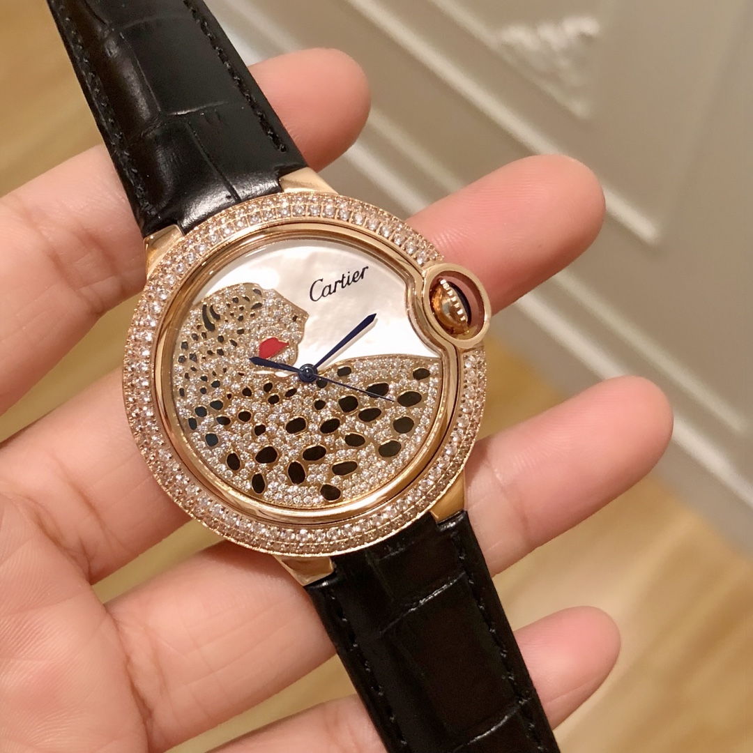 Cartier 卡地亚手表蓝气球Ballon Bleu豹子系列腕表 双排钻黑色鳄鱼纹牛皮 瑞士石英机芯 百搭 尺寸36mm 表盘瑰丽的腕表上搭配方形并缀有阳光放射纹的表盘 饰以密镶满钻的猎豹造型 豹脸的上方闪耀着电气石眼睛 黑漆斑纹以及时间显示因应移动上盖而显现或隐藏 如气球般轻盈 如蓝宝石般湛蓝