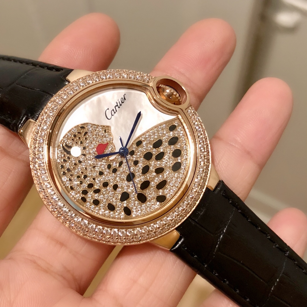 Cartier 卡地亚手表蓝气球Ballon Bleu豹子系列腕表 双排钻黑色鳄鱼纹牛皮 瑞士石英机芯 百搭 尺寸36mm 表盘瑰丽的腕表上搭配方形并缀有阳光放射纹的表盘 饰以密镶满钻的猎豹造型 豹脸的上方闪耀着电气石眼睛 黑漆斑纹以及时间显示因应移动上盖而显现或隐藏 如气球般轻盈 如蓝宝石般湛蓝