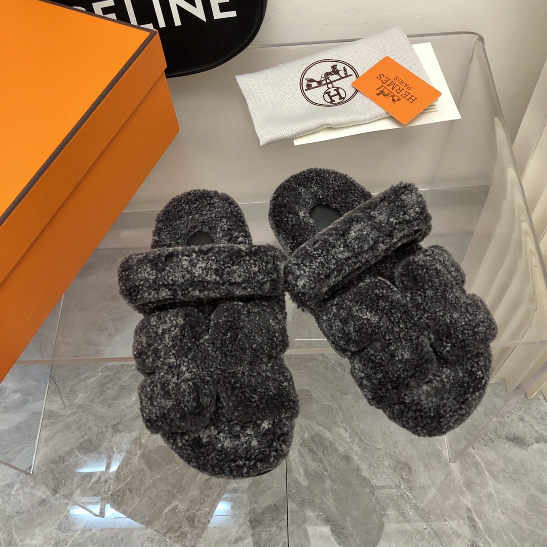 NO:615074,-PP men's size, a wave of surprises Hermès fur slippers, perfectly fashionable, top-notch luxury Hermes Teddy fur slippers, really soft, glutinous and super beautiful... The first pair of fur slippers in early winter, really comfortable to wear, like stepping on the carpet and don't want to take them off, commonly known as the second uncle's slippers, they are here... Bringing an extremely comfortable day...Material: top-quality Teddy fur integrated + non-slip outsole Code number: 35-46 P  Men's size, furry shoes and slippers, hermes, hermes, slippers19860909-PP 男码 的一波惊喜爱马仕毛拖妥妥的时尚款顶级出品轻奢hermes泰迪毛拖真的软软糯糯超美.......初冬的第一双毛拖,真的穿起太舒服了,像踩在地毯上完全不想脱下来,俗称二舅拖鞋它来啦...带来极度舒适的一天.....材质顶级泰迪皮毛一体+防滑大底 码数35-46 P 男码,毛毛鞋拖鞋,hermes,hermes,slippers,Women's Shoes