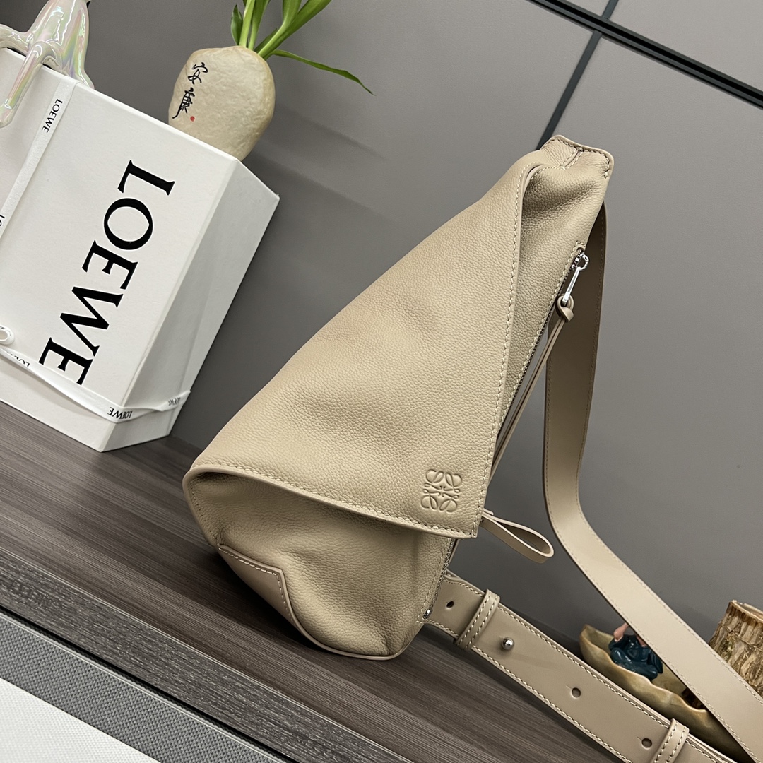 NO:341923,Lw Anton Sling Backpack Arrival (New Size) This is a functional streamlined sling made of soft grain calf leather with an adjustable leather strap and zipper top design, which can be folded when used and can be fixed with snaps.* Shoulder or crossbody* Single backpack with multiple backing methods *Adjustable left and right sides of the shoulder strap* Cowhide zipper head* Herringbone cotton canvas lining*Anagram embossed* Men and women* Couple model Size 34*17.5*13CM Model 060356 (with full package), Anton backpacks, backpacks, cowhide19860909Lw Anton Sling背包 到货（新尺寸） 这是一款采用柔软粒面小牛皮制成的功能性流线型吊兜,带有一条可调节的皮革带和拉链顶部设计,使用时可以折叠,并且可以用按扣固定.*肩挎或斜挎* 单背胸包多种背法 *肩带下面两边可调左右*牛皮革拉链头*人字纹棉质帆布衬里*Anagram 压纹*男女同款*情侣款 尺寸34*17.5*13CM 型号060356（配全套包装）,Anton 背包,backpacks,cowhide,Bag