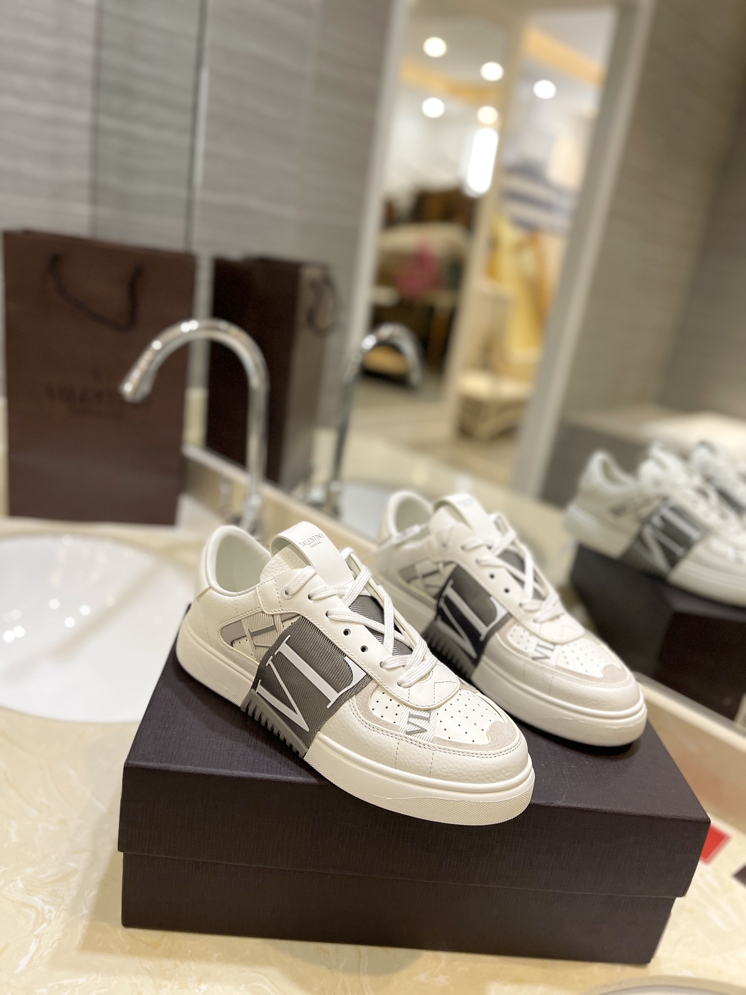 NO:592386,VALENTINO Zhang Yixing's same style is shipped in colorful styles, full of spring and summer atmosphere, the highest version on the market!  The most high-end version. Buy the 1:1 replica of the original. Imported grained cowhide. High-end breathable fiber mesh and high elastic cotton. Authentic and consistent rubber insole. Exclusive molded TPU outsole, no semicolon, lasting process, authentic method. Epoxy webbing to ensure texture. Full set of counter original high-end packaging. Couple style female 35-41. Male 38-45, casual shoes/sports shoes, valentino, sneakers, cowhide.19860909VALENTINO张艺兴同款 彩色款出货,满满的春夏气息 市面最高版！最高端版 购买原版1比1复刻 进口摔纹牛皮 高端透气纤维网加高弹力棉 正品一致橡胶鞋垫 独家开模TPU大底,别无分号, 套楦工艺,正品做法 滴胶织带,保证质感 全套专柜原版高档包装 情侣款女35-41.男38-45,休闲鞋/运动鞋,valentino,sneakers,cowhide,Women's Shoes