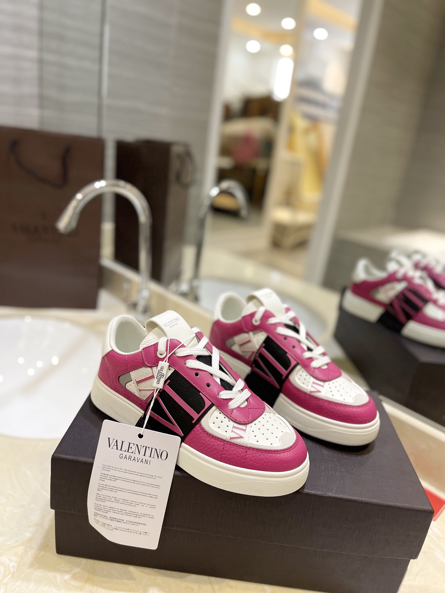 NO:592388,VALENTINO Zhang Yixing's same style is shipped in color, full of spring and summer atmosphere, the highest version on the market!  The most high-end version. Buy the original 1:1 replica. Imported textured cowhide. High-end breathable fiber mesh and high elastic cotton. Genuine consistent rubber insole. Exclusive molded TPU outsole, no semicolon. Lasting process. Authentic method. Epoxy webbing to ensure texture. Full set of counter original high-end packaging. Women 35-41., casual shoes/sports shoes, valentino, sneakers, cowhide19860909VALENTINO张艺兴同款 彩色款出货,满满的春夏气息 市面最高版！最高端版 购买原版1比1复刻 进口摔纹牛皮 高端透气纤维网加高弹力棉 正品一致橡胶鞋垫 独家开模TPU大底,别无分号, 套楦工艺,正品做法 滴胶织带,保证质感 全套专柜原版高档包装 女35-41.,休闲鞋/运动鞋,valentino,sneakers,cowhide,Women's Shoes