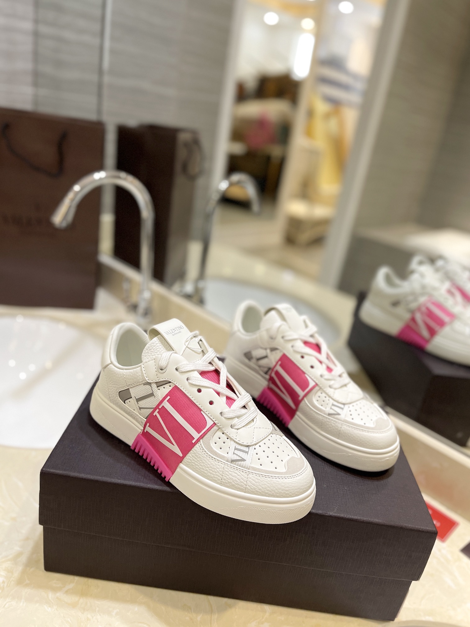 NO:592392,VALENTINO Zhang Yixing's same style is shipped in color, full of spring and summer atmosphere, the highest version on the market!  The most high-end version. Buy the original 1:1 replica. Imported textured cowhide. High-end breathable fiber mesh and high elastic cotton. Genuine consistent rubber insole. Exclusive molded TPU outsole, no semicolon. Lasting process. Authentic method. Epoxy webbing to ensure texture. Full set of counter original high-end packaging. Women 35-41., casual shoes/sports shoes, valentino, sneakers, cowhide19860909VALENTINO张艺兴同款 彩色款出货,满满的春夏气息 市面最高版！最高端版 购买原版1比1复刻 进口摔纹牛皮 高端透气纤维网加高弹力棉 正品一致橡胶鞋垫 独家开模TPU大底,别无分号, 套楦工艺,正品做法 滴胶织带,保证质感 全套专柜原版高档包装 女35-41.,休闲鞋/运动鞋,valentino,sneakers,cowhide,Women's Shoes