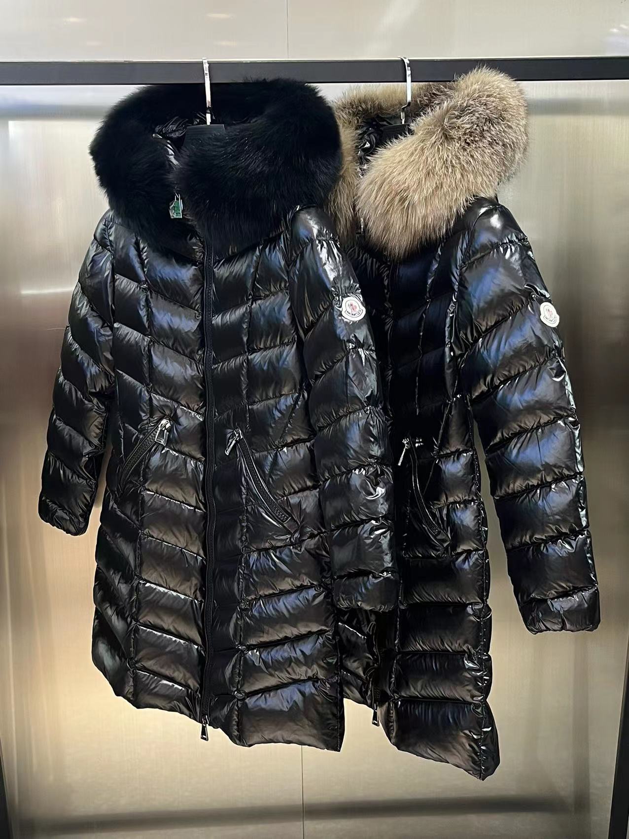 Guangzhou high-end Moncler FULMARUS women's long hooded down jacket. Made of coated nylon with fishbone quilting, filled with 90% down. Features frost fox fur hood. Sizes 1-4, colors: black, white, with interchangeable fur.-Big cat