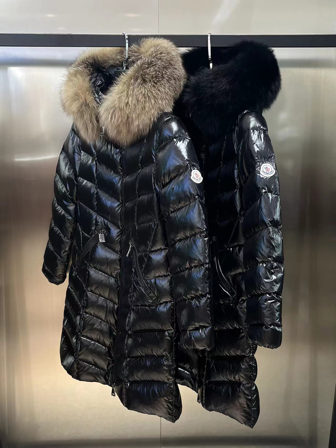 Guangzhou high-end Moncler FULMARUS women's long hooded down jacket. Made of coated nylon with fishbone quilting, filled with 90% down. Features frost fox fur hood. Sizes 1-4, colors: black, white, with interchangeable fur.-Big cat