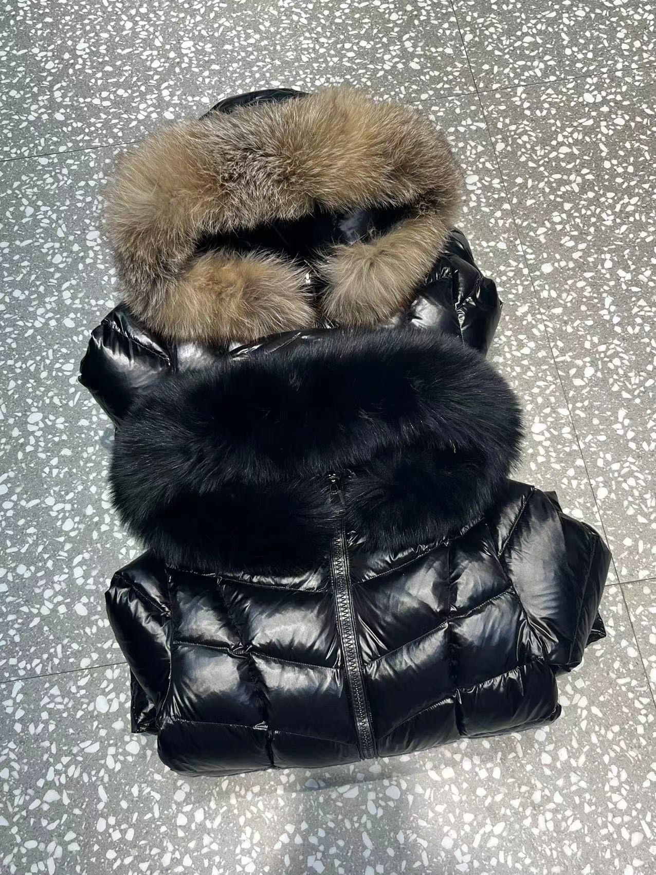 Guangzhou high-end Moncler FULMARUS women's long hooded down jacket. Made of coated nylon with fishbone quilting, filled with 90% down. Features frost fox fur hood. Sizes 1-4, colors: black, white, with interchangeable fur.-Big cat