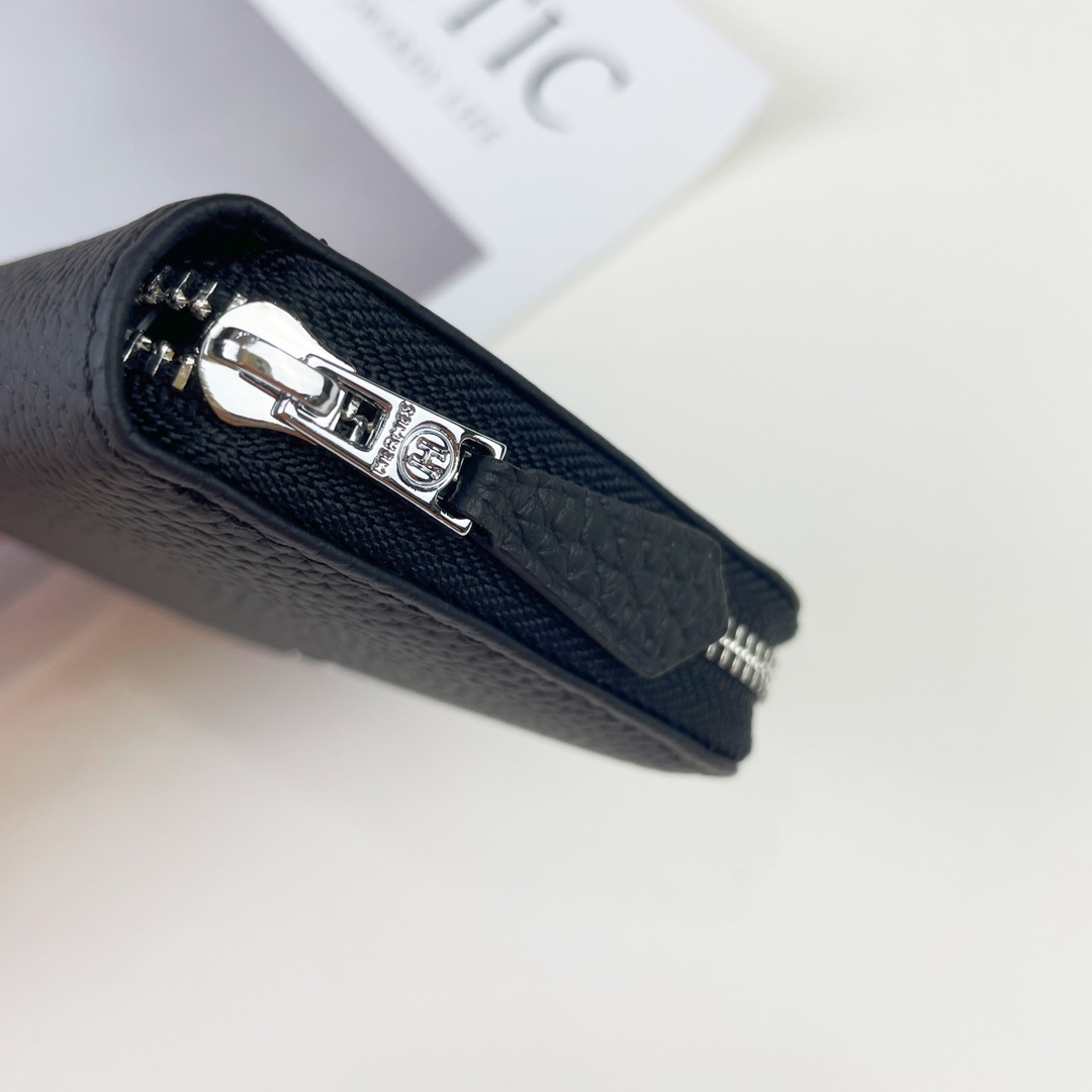 爱马仕Hermes  Silk’in短钱包
采用Barenia小牛皮制作而成
1个接裆式口袋，钞票口袋及