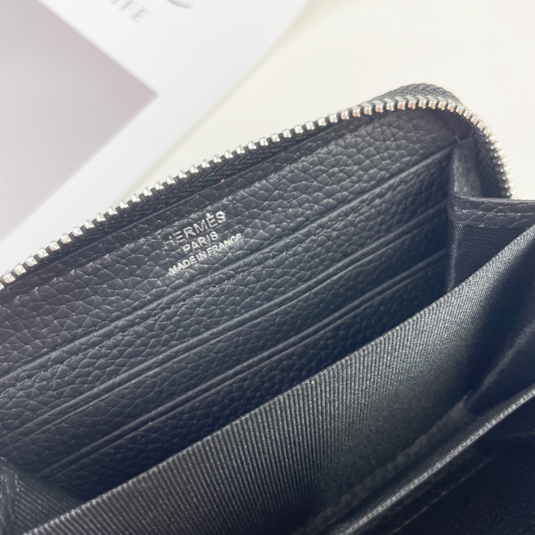 爱马仕Hermes  Silk’in短钱包
采用Barenia小牛皮制作而成
1个接裆式口袋，钞票口袋及