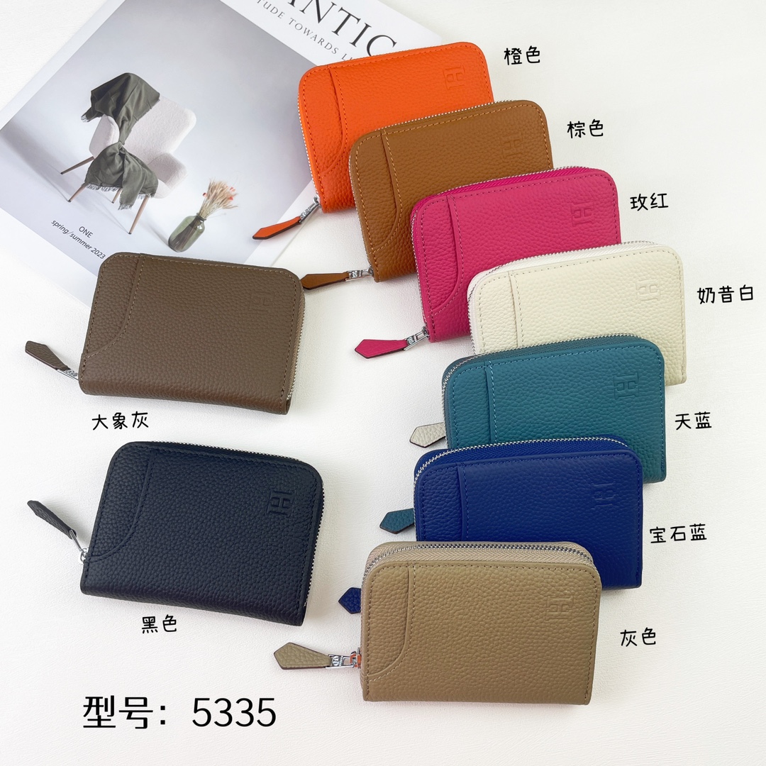 爱马仕Hermes  Silk’in短钱包
采用Barenia小牛皮制作而成
1个接裆式口袋，钞票口袋及