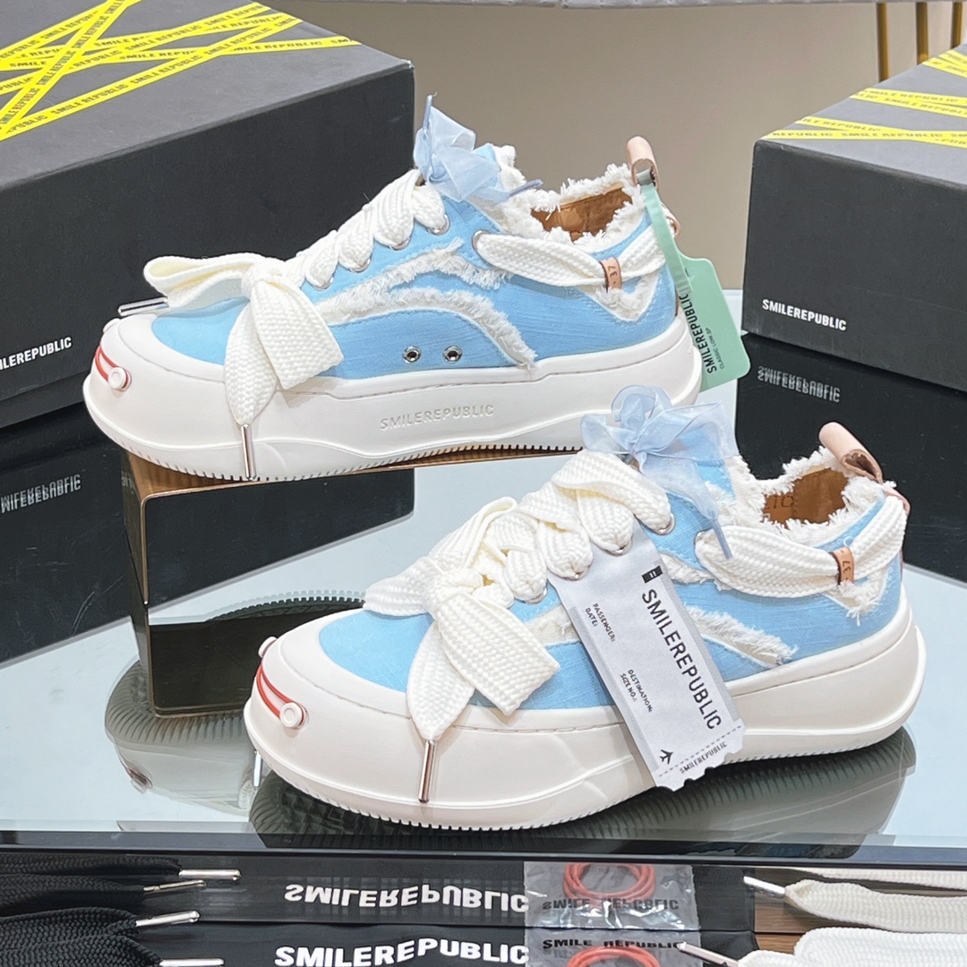 NO:273454,[Top version of chip] SmileRepublic Tan Jianci's same model, the latest upgraded version, thick-soled smiley canvas shoes. I'll take a look at the details of my home (warm reminder that water-dyeed cowhide inner digital laser SmileRepublic punching, the latest version of embroidered cloth (boarding pass); new ribbon bows and NFC chip systems; pay attention to distinguishing market LOW versions) Internet celebrity king big hit couple casual series Big toe shoes Beggar shoes Sports shoes SmileRepublic comes from an American brand, today's popular elements, lace craftsmanship, large wide shoelace bow texture form, big toe sole shape is quite retro, and when combined, it brings a strong visual impact!  It also represents the 22 latest and most popular iconic color matching custom paper logo on the side of the shoe, of course, the most eye-catching existence. The delivery counter is exquisitely packaged. Fabric: Original custom high-density canvas. The inner imported cowhide (SmileRepublic digital punching) Sole original open mold rubber foam sole. Sole thickness 4.5CM: Women's model 35-40. The counter original packaging, sneakers, cowhide19860909【芯片顶级版本】 SmileRepublic檀健次同款、最新升级版、厚底开口笑帆布鞋 认准我家细节实拍（温馨提示水染牛皮内里数码激光SmileRepublic冲孔、最新版本的刺绣布标（登机牌）；新增丝带蝴蝶结和NFC芯片系统；注意区分市场LOW版本哦） 网红王炸大爆款情侣休闲系列 大头鞋 乞丐鞋运动鞋 SmlieRepublic来源于美国品牌,今天流行元素,絮絮花边工艺,大宽鞋带蝴蝶结纹理形式呈现,大头鞋底外形颇具复古感,搭配起来带来极强的视觉冲击感的同时！ 也代表了22最新流行的标志性配色鞋身侧面的定制纸标Logo当然是最抢眼的存在 配送专柜精美包装 面料: 原版定制高密度帆布 内里进口头层牛皮里（SmlieRepublic数码冲孔） 鞋底原版开模橡胶发泡鞋底 底厚4.5CM Size: 女款35-40 专柜原包装,,sneakers,cowhide,Men's shoes