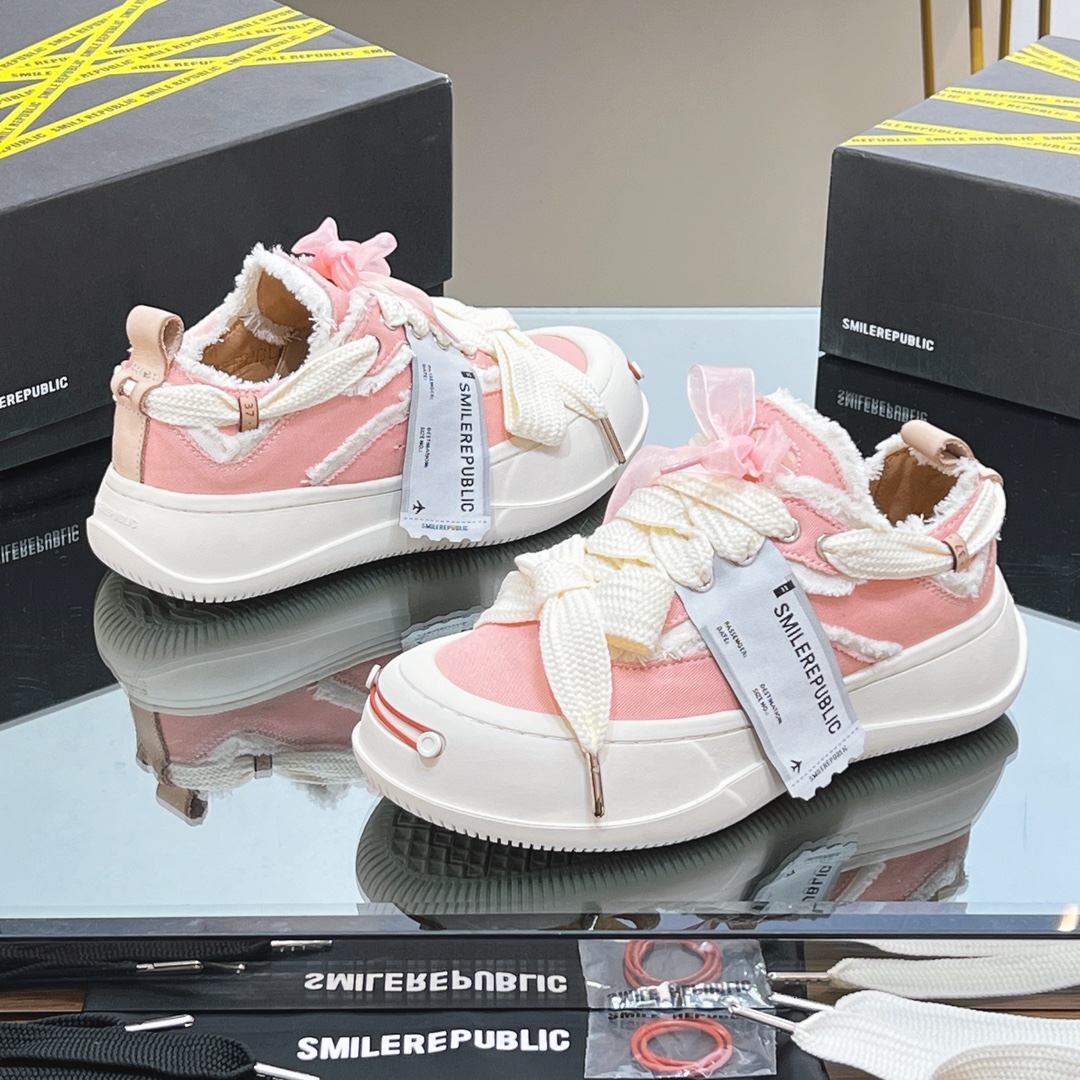 NO:273450,[Top version of chip] SmileRepublic Tan Jianci's same model, the latest upgraded version, thick-soled smiley canvas shoes. I'll take a look at the details of my home (warm reminder that water-dyeed cowhide inner digital laser SmileRepublic punching, the latest version of embroidered cloth (boarding pass); new ribbon bows and NFC chip systems; pay attention to distinguishing market LOW versions) Internet celebrity king big hit couple casual series Big toe shoes Beggar shoes Sports shoes SmileRepublic comes from an American brand, today's popular elements, lace craftsmanship, large wide shoelace bow texture form, big toe sole shape is quite retro, and when combined, it brings a strong visual impact!  It also represents the 22 latest and most popular iconic color matching custom paper logo on the side of the shoe, of course, the most eye-catching existence. The delivery counter is exquisitely packaged. Fabric: Original custom high-density canvas. The inner imported cowhide (SmileRepublic digital punching) Sole original open mold rubber foam sole. Sole thickness 4.5CM: Women's model 35-40. The counter original packaging, sneakers, cowhide19860909【芯片顶级版本】 SmileRepublic檀健次同款、最新升级版、厚底开口笑帆布鞋 认准我家细节实拍（温馨提示水染牛皮内里数码激光SmileRepublic冲孔、最新版本的刺绣布标（登机牌）；新增丝带蝴蝶结和NFC芯片系统；注意区分市场LOW版本哦） 网红王炸大爆款情侣休闲系列 大头鞋 乞丐鞋运动鞋 SmlieRepublic来源于美国品牌,今天流行元素,絮絮花边工艺,大宽鞋带蝴蝶结纹理形式呈现,大头鞋底外形颇具复古感,搭配起来带来极强的视觉冲击感的同时！ 也代表了22最新流行的标志性配色鞋身侧面的定制纸标Logo当然是最抢眼的存在 配送专柜精美包装 面料: 原版定制高密度帆布 内里进口头层牛皮里（SmlieRepublic数码冲孔） 鞋底原版开模橡胶发泡鞋底 底厚4.5CM Size: 女款35-40 专柜原包装,,sneakers,cowhide,Men's shoes