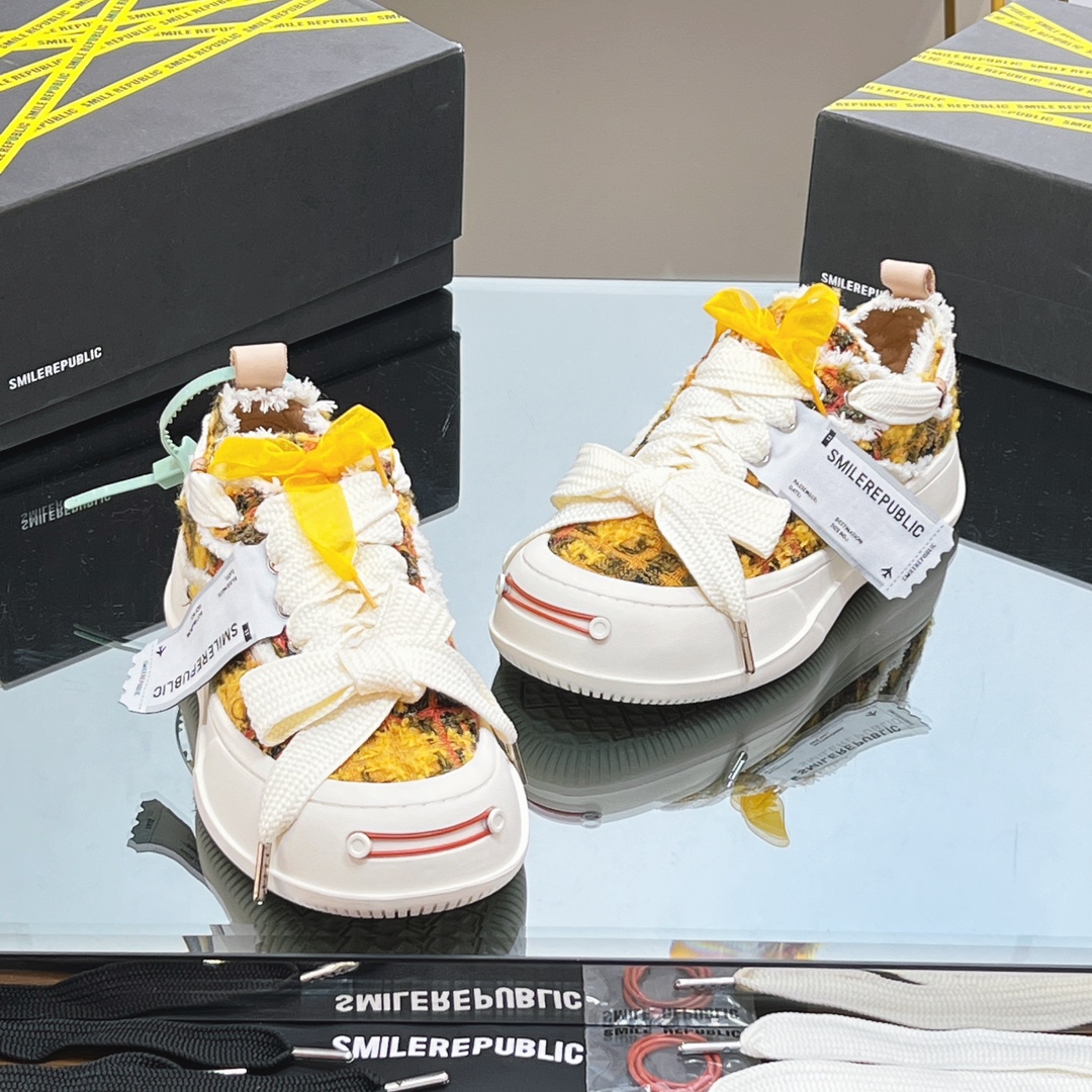 NO:273447,[Top version of chip] SmileRepublic Tan Jianci's same model, the latest upgraded version, thick-soled smiley canvas shoes. I'll take a look at the details of my home (warm reminder that water-dyeed cowhide inner digital laser SmileRepublic punching, the latest version of embroidered cloth (boarding pass); new ribbon bows and NFC chip systems; pay attention to distinguishing market LOW versions) Internet celebrity king big hit couple casual series Big toe shoes Beggar shoes Sports shoes SmileRepublic comes from an American brand, today's popular elements, lace craftsmanship, large wide shoelace bow texture form, big toe sole shape is quite retro, and when combined, it brings a strong visual impact!  It also represents the 22 latest and most popular iconic color matching custom paper logo on the side of the shoe, of course, the most eye-catching existence. The delivery counter is exquisitely packaged. Fabric: Original custom high-density canvas. The inner imported cowhide (SmileRepublic digital punching) Sole original open mold rubber foam sole. Sole thickness 4.5CM: Women's model 35-40. The counter original packaging, sneakers, cowhide19860909【芯片顶级版本】 SmileRepublic檀健次同款、最新升级版、厚底开口笑帆布鞋 认准我家细节实拍（温馨提示水染牛皮内里数码激光SmileRepublic冲孔、最新版本的刺绣布标（登机牌）；新增丝带蝴蝶结和NFC芯片系统；注意区分市场LOW版本哦） 网红王炸大爆款情侣休闲系列 大头鞋 乞丐鞋运动鞋 SmlieRepublic来源于美国品牌,今天流行元素,絮絮花边工艺,大宽鞋带蝴蝶结纹理形式呈现,大头鞋底外形颇具复古感,搭配起来带来极强的视觉冲击感的同时！ 也代表了22最新流行的标志性配色鞋身侧面的定制纸标Logo当然是最抢眼的存在 配送专柜精美包装 面料: 原版定制高密度帆布 内里进口头层牛皮里（SmlieRepublic数码冲孔） 鞋底原版开模橡胶发泡鞋底 底厚4.5CM Size: 女款35-40 专柜原包装,,sneakers,cowhide,Men's shoes