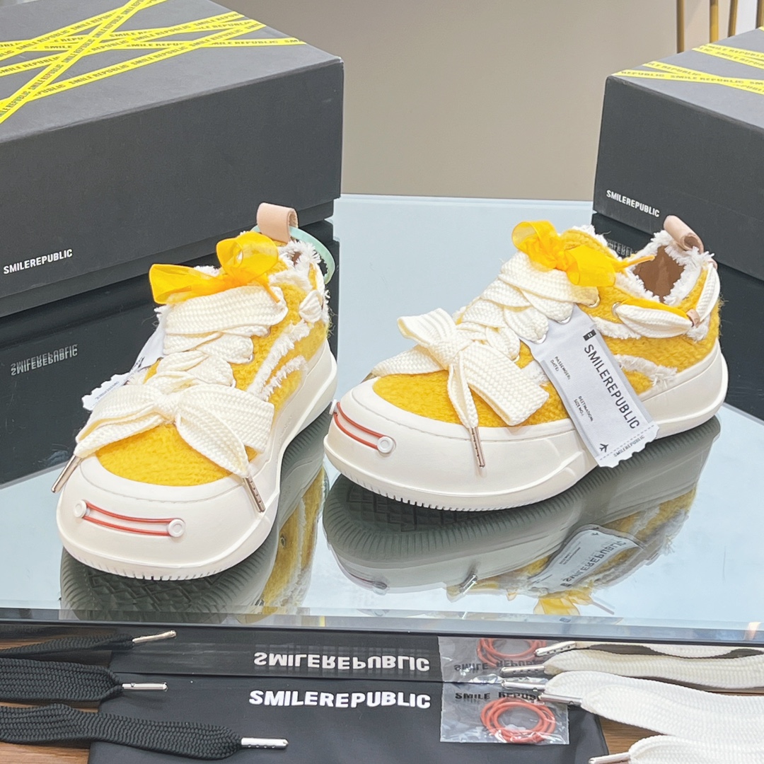 NO:273458,[Top version of chip] SmileRepublic Tan Jianci's same model, the latest upgraded version, thick-soled smiley canvas shoes. I'll take a look at the details of my home (warm reminder that water-dyeed cowhide inner digital laser SmileRepublic punching, the latest version of embroidered cloth (boarding pass); new ribbon bows and NFC chip systems; pay attention to distinguishing market LOW versions) Internet celebrity king big hit couple casual series Big toe shoes Beggar shoes Sports shoes SmileRepublic comes from an American brand, today's popular elements, lace craftsmanship, large wide shoelace bow texture form, big toe sole shape is quite retro, and when combined, it brings a strong visual impact!  It also represents the 22 latest and most popular iconic color matching custom paper logo on the side of the shoe, of course, the most eye-catching existence. The delivery counter is exquisitely packaged. Fabric: Original custom high-density canvas. The inner imported cowhide (SmileRepublic digital punching) Sole original open mold rubber foam sole. Sole thickness 4.5CM: Women's model 35-40. The counter original packaging, sneakers, cowhide19860909【芯片顶级版本】 SmileRepublic檀健次同款、最新升级版、厚底开口笑帆布鞋 认准我家细节实拍（温馨提示水染牛皮内里数码激光SmileRepublic冲孔、最新版本的刺绣布标（登机牌）；新增丝带蝴蝶结和NFC芯片系统；注意区分市场LOW版本哦） 网红王炸大爆款情侣休闲系列 大头鞋 乞丐鞋运动鞋 SmlieRepublic来源于美国品牌,今天流行元素,絮絮花边工艺,大宽鞋带蝴蝶结纹理形式呈现,大头鞋底外形颇具复古感,搭配起来带来极强的视觉冲击感的同时！ 也代表了22最新流行的标志性配色鞋身侧面的定制纸标Logo当然是最抢眼的存在 配送专柜精美包装 面料: 原版定制高密度帆布 内里进口头层牛皮里（SmlieRepublic数码冲孔） 鞋底原版开模橡胶发泡鞋底 底厚4.5CM Size: 女款35-40 专柜原包装,,sneakers,cowhide,Men's shoes