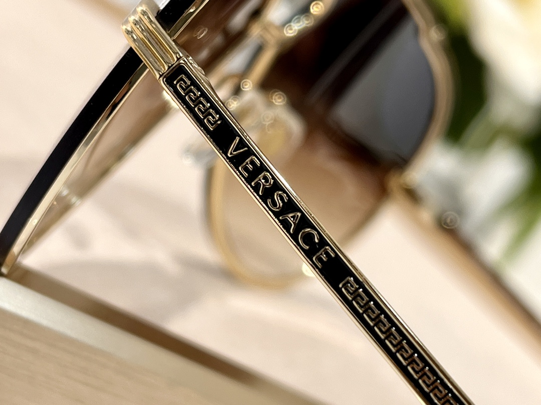  咖啡色
高版本✔️
每一付独一无二防伪码❗️
Versace 徽标太阳镜 VE2243


