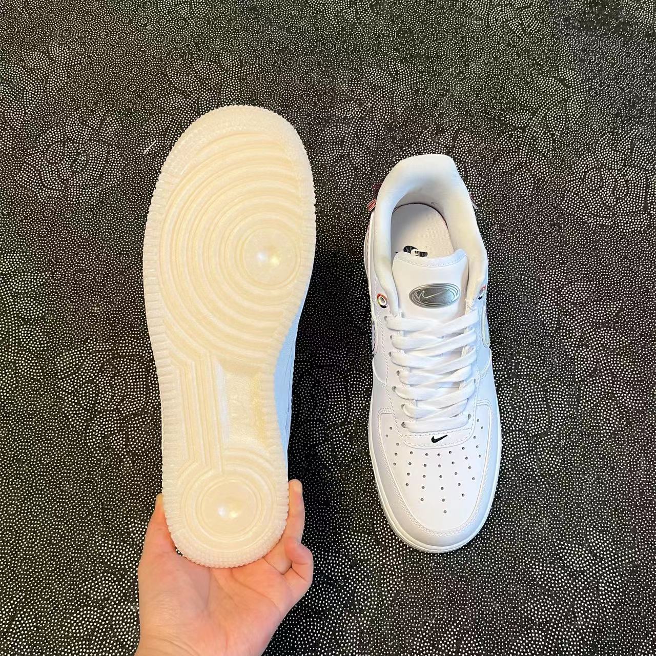 ? Nike Air Force 1 Low板鞋 刺绣白?