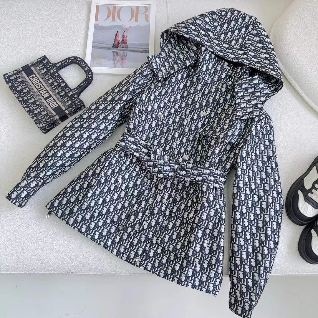 NO:720543,The highest version on the market, the girl inspects the goods, trims the three marks on the threads, and delivers the goods. You can post pictures and take videos. If you want quality and service, please add me on WeChat. We will not accept urgent orders. Exclusive first release of the hot-selling series model CD 26Ss - the latest full-D jacquard hooded mid-length jacket. Four large work pockets~~The logo color flip design on the back is handsome and fashionable!  The hat is detachable to create a stand-up collar effect. The three-dimensional tailoring is very wide and the upper body looks tall. It is very handsome. One color ready for sale sml, Dior-clothing, dior, jackets & coats, jackets & coats, hats,19860909市面最高版本小妹验货、修剪线头上三标、发货可发图及拍视频,要品质要服务的加我微信,不接急单. 独家首发 爆单系列款 CD 26Ss———最新款满D提花连帽中长款夹克外套 四个工装大口袋～～背面logo配色翻盖设计帅气又时髦！帽子可拆卸呈现出立领效果 立体剪裁挺阔版型 上身显高挑 帅气十足 一色现货发售sml,迪奥-服装,dior,jackets & coats,jackets & coats,hats,,Women's clothing