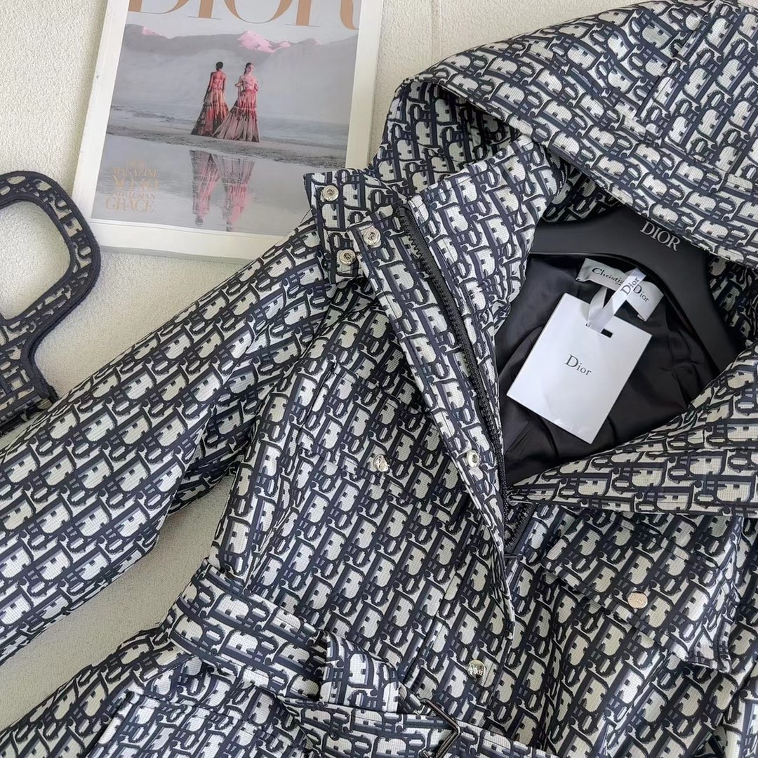 独家首发 爆单系列款 CD 26Ss———最新款满D提花连帽中长款夹克外套 🖤四个工装大口袋～～背面lo