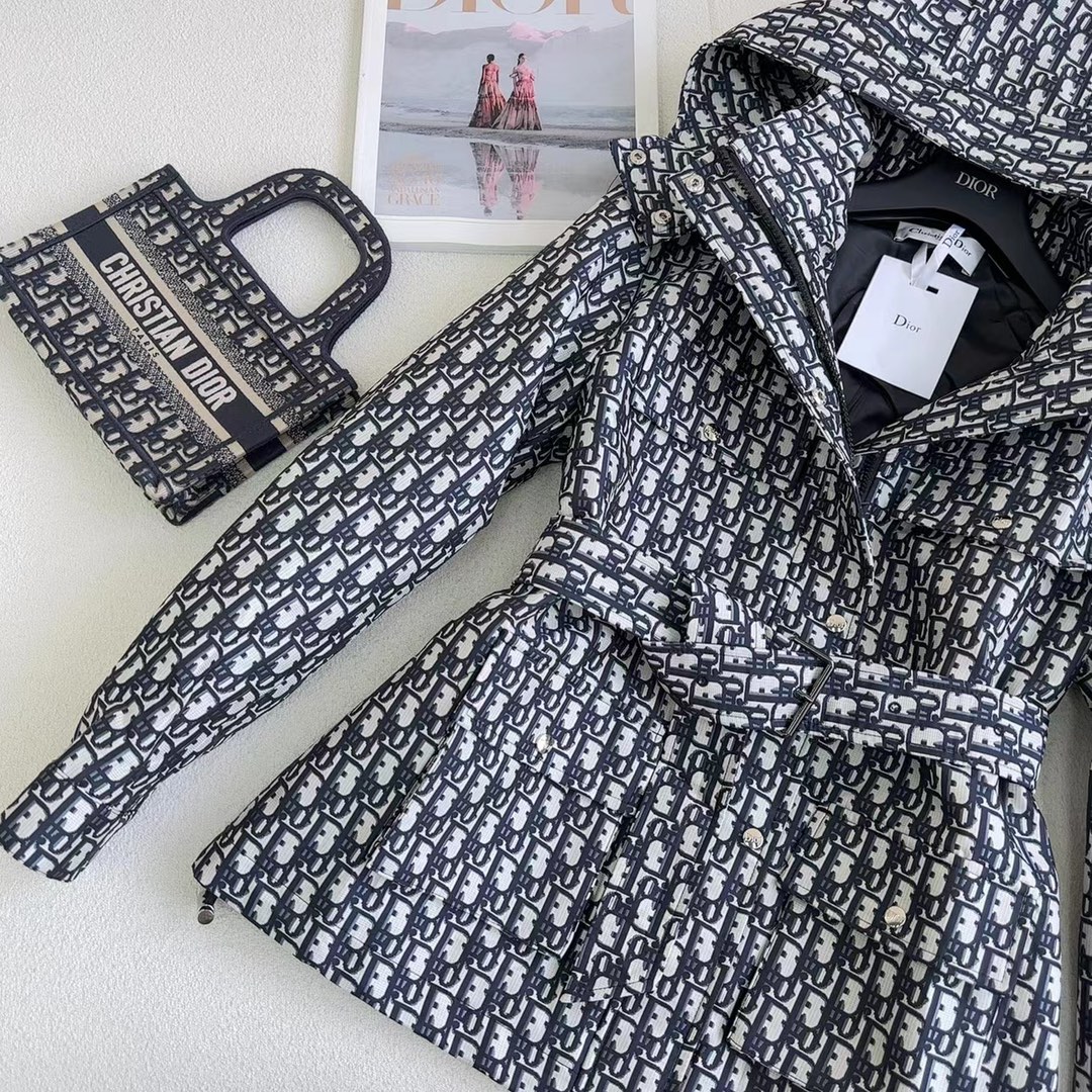 独家首发 爆单系列款 CD 26Ss———最新款满D提花连帽中长款夹克外套 🖤四个工装大口袋～～背面lo