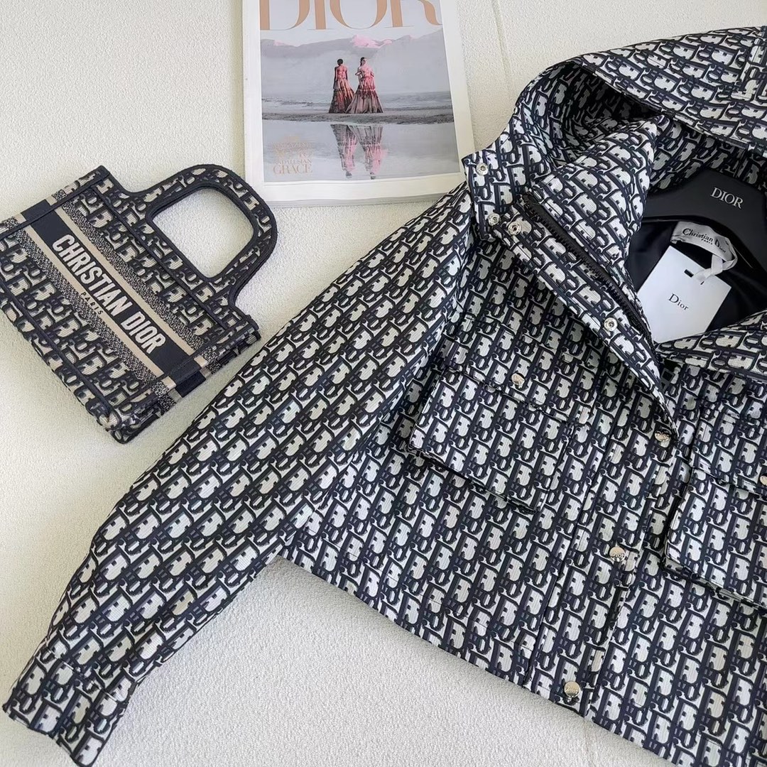 自带帅气感的风衣 D家 26Ss——新款可拆卸帽子短款风衣外套 设计很赞 大帽子可以随意拆卸 下摆处抽绳