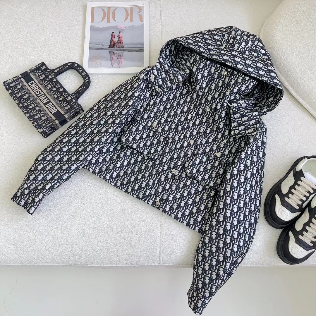 自带帅气感的风衣 D家 26Ss——新款可拆卸帽子短款风衣外套 设计很赞 大帽子可以随意拆卸 下摆处抽绳