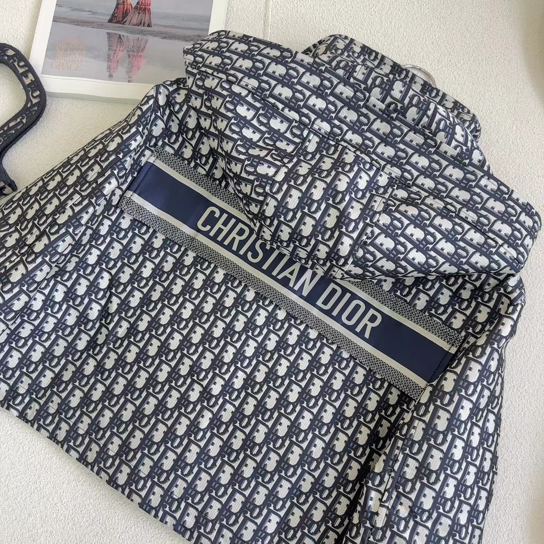 自带帅气感的风衣 D家 26Ss——新款可拆卸帽子短款风衣外套 设计很赞 大帽子可以随意拆卸 下摆处抽绳