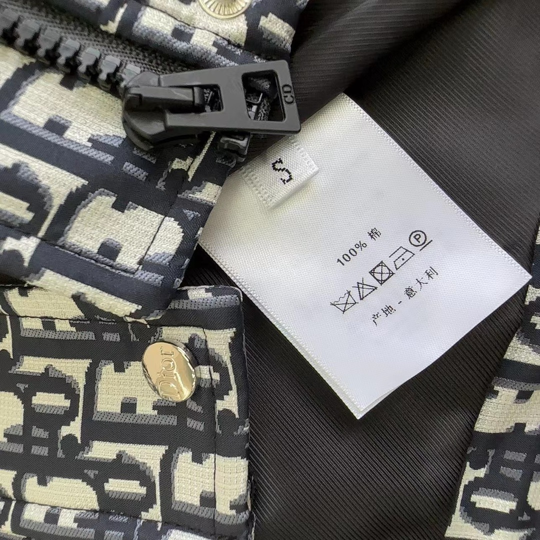 自带帅气感的风衣 D家 26Ss——新款可拆卸帽子短款风衣外套 设计很赞 大帽子可以随意拆卸 下摆处抽绳