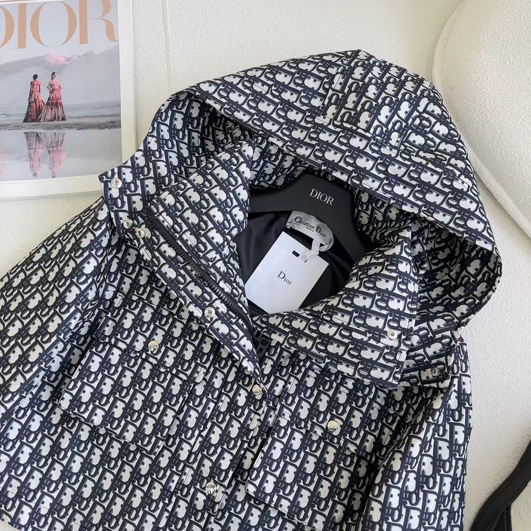 自带帅气感的风衣 D家 26Ss——新款可拆卸帽子短款风衣外套 设计很赞 大帽子可以随意拆卸 下摆处抽绳