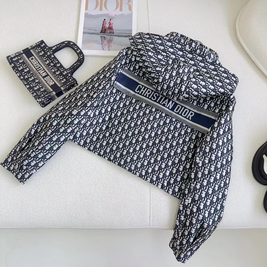 自带帅气感的风衣 D家 26Ss——新款可拆卸帽子短款风衣外套 设计很赞 大帽子可以随意拆卸 下摆处抽绳