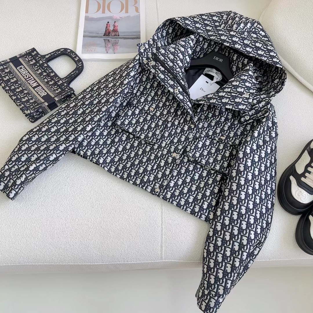 自带帅气感的风衣 D家 26Ss——新款可拆卸帽子短款风衣外套 设计很赞 大帽子可以随意拆卸 下摆处抽绳