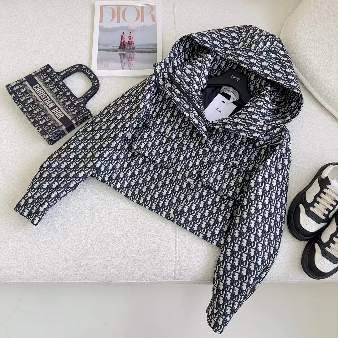 自带帅气感的风衣 D家 26Ss——新款可拆卸帽子短款风衣外套 设计很赞 大帽子可以随意拆卸 下摆处抽绳