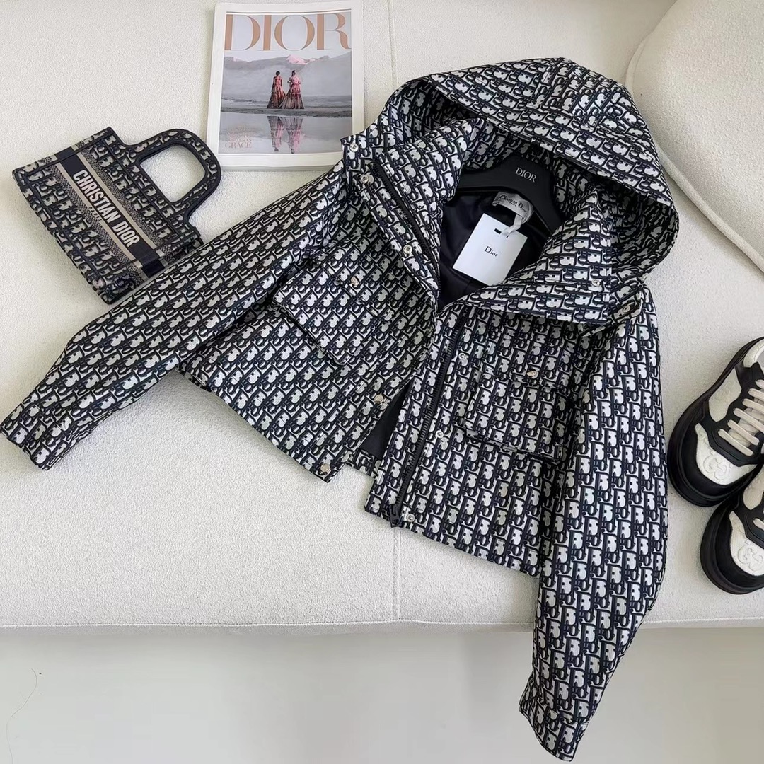 自带帅气感的风衣 D家 26Ss——新款可拆卸帽子短款风衣外套 设计很赞 大帽子可以随意拆卸 下摆处抽绳