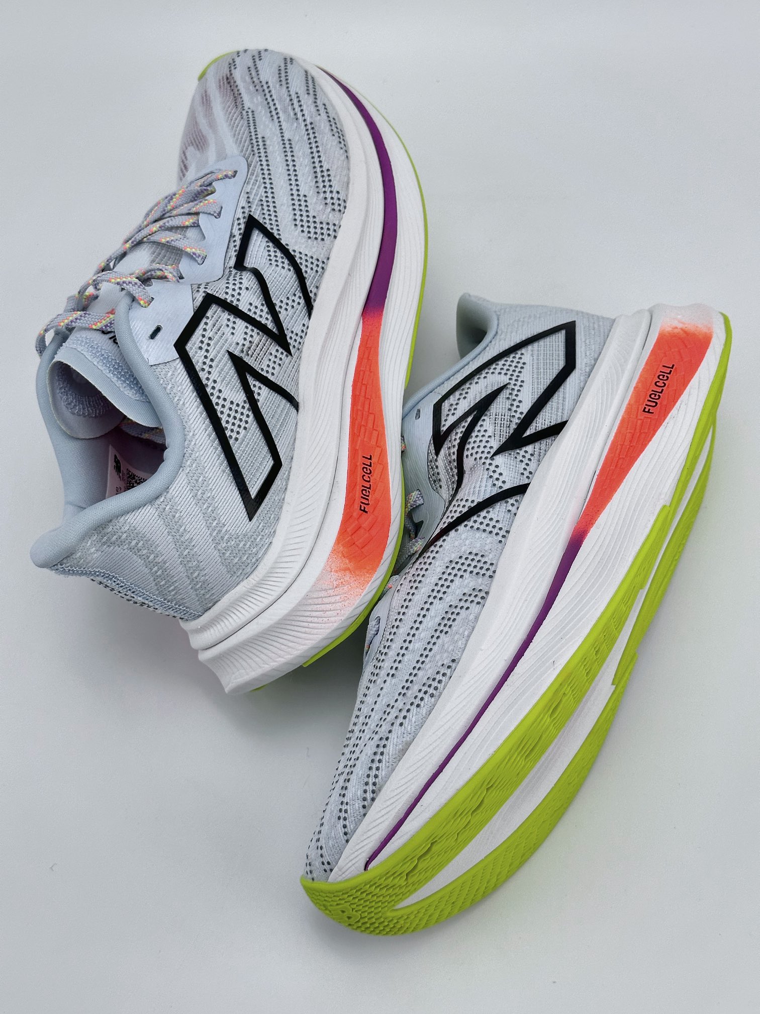 240 New Balance FuelCell SuperComp Trainer V2 新百伦NB系列超轻量化低帮休闲运动慢跑鞋 MRCXLG3XQ