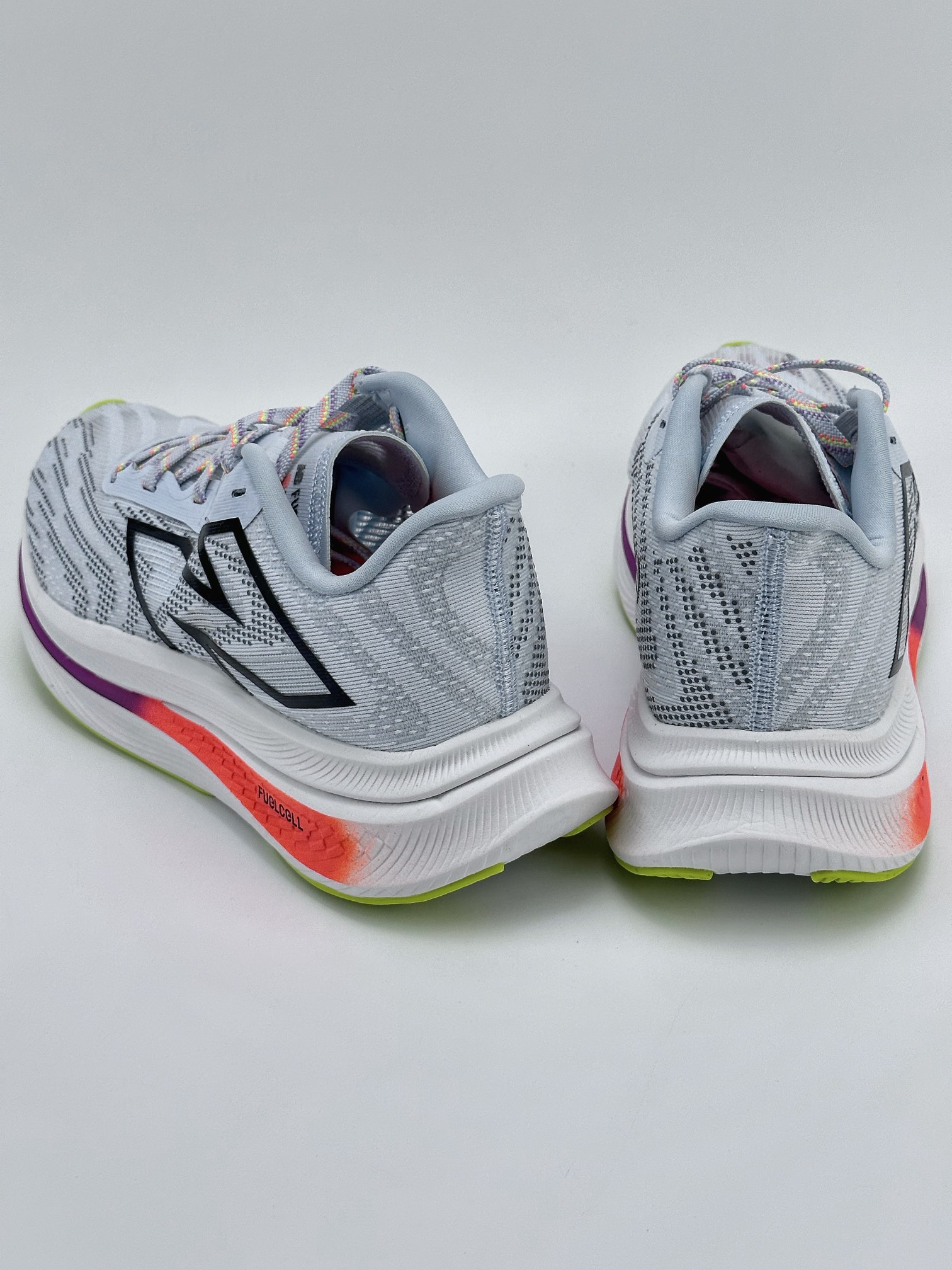 240 New Balance FuelCell SuperComp Trainer V2 新百伦NB系列超轻量化低帮休闲运动慢跑鞋 MRCXLG3XQ