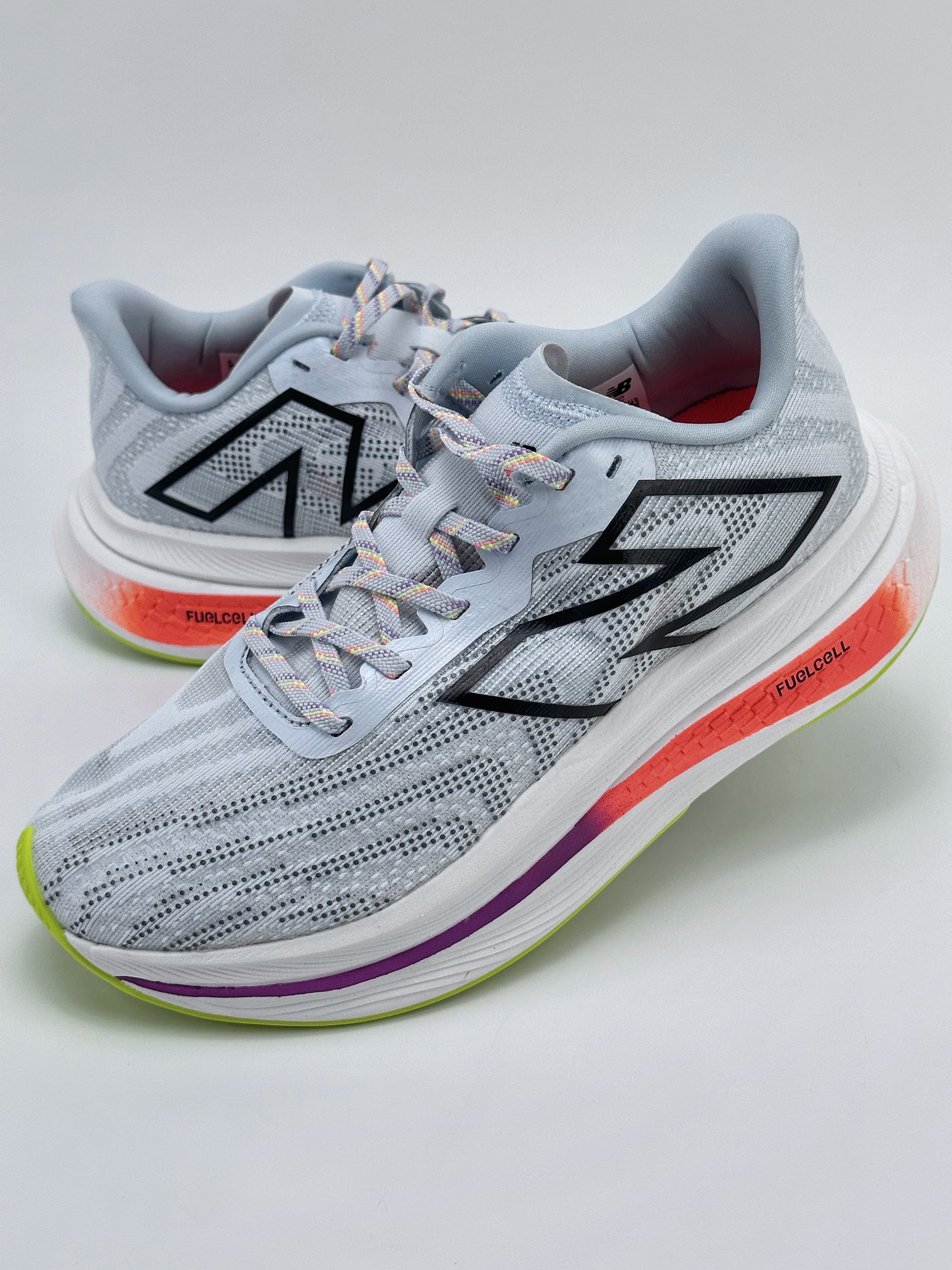 240 New Balance FuelCell SuperComp Trainer V2 新百伦NB系列超轻量化低帮休闲运动慢跑鞋 MRCXLG3XQ